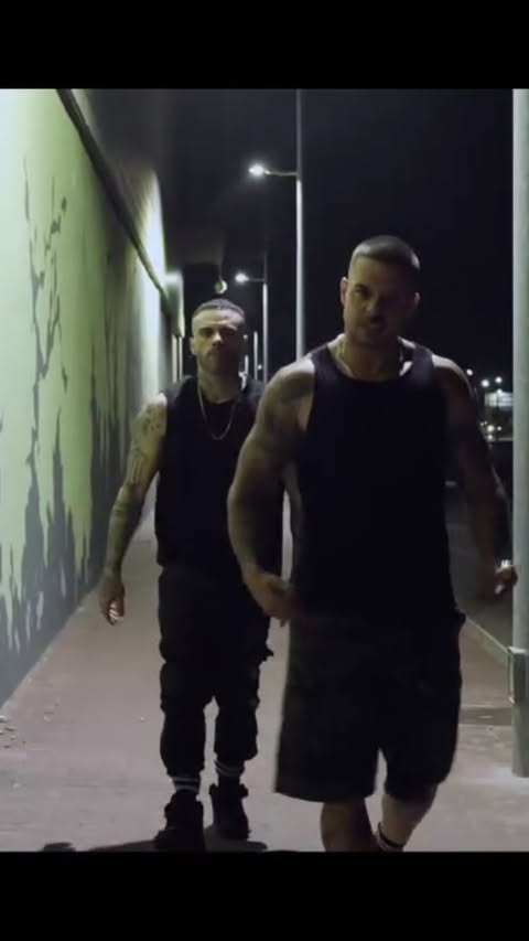 De nuevo denunciando la tiranía de los que están en el vértice de la pirámide. Esta vez al lado del gran @gbabeoficial , quien sabe perfectamente como hacer que esta mierda suene más underground que nunca. Muy contento con este proyecto que ya avanzo, no será el último. "Son Ellos" no es solo rap, es la melodía que ELLOS no quieren que escuches.
Las camisetas que lucimos en el clip las podéis encontrar en @lbrtd.nom diseños de locura.