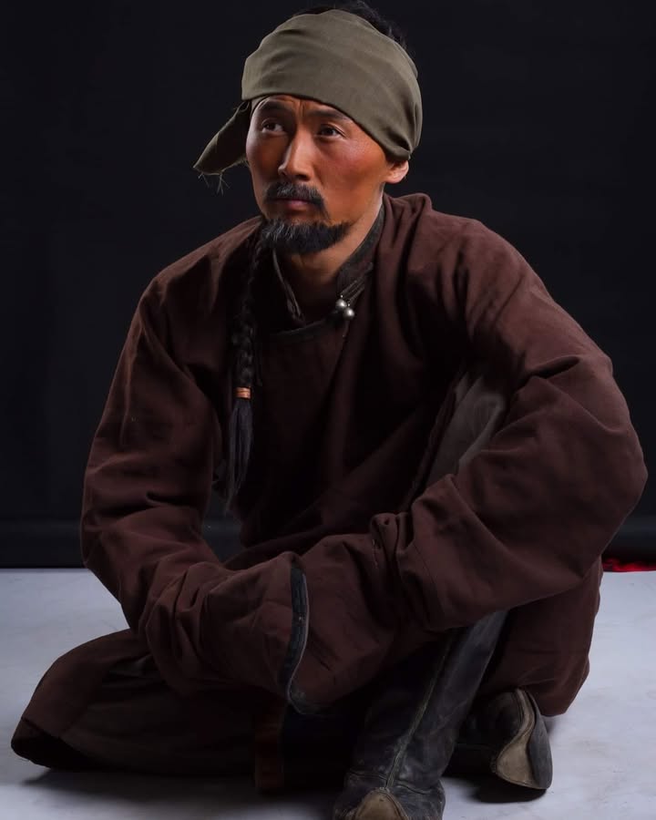 Монгол хүн байна даа 🇲🇳🇲🇳🇲🇳
Цагаан сараас хойш дээл өмсөөгүй юм байна шүү. Маргааш нээх гоё дээл өмсөөд дэнж хотойлгоноо ☺️ уул өргөж усыг эргүүлнээ...
Та бүхэн минь сайхан наадарай