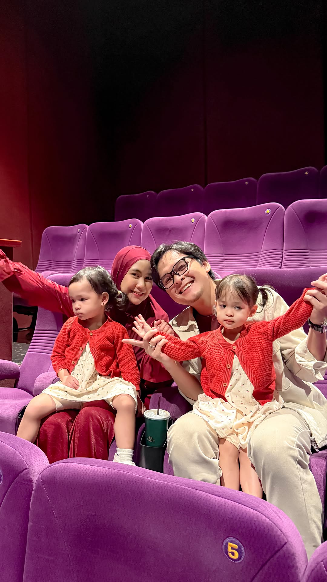 Alma Alsha pertama kali nonton di bioskop 😍
Langsung pilih sendiri filmnya yang mau ditontonnya 😆
Seruu bangettt ternyata @ejen_ali pada antusias nontonnya.. ceritanyaaa bermakna, karakter Ali nya juga baguss bisa jadi contoh buat anak2..
Animasinya ga kalah sama film kartun internasional, real bangett..
Libur sekolah bawa anak2 pergi ke bioskop nonton ejen ali ajaa guyss krn seseru ituuu bisa jadi inspirasi yg baik buat anak2 🥰
#AgenSiRahasiaMata #DimensiEjenAli #EjenAliTheMovie2 #EATM2Mention @officialejenali