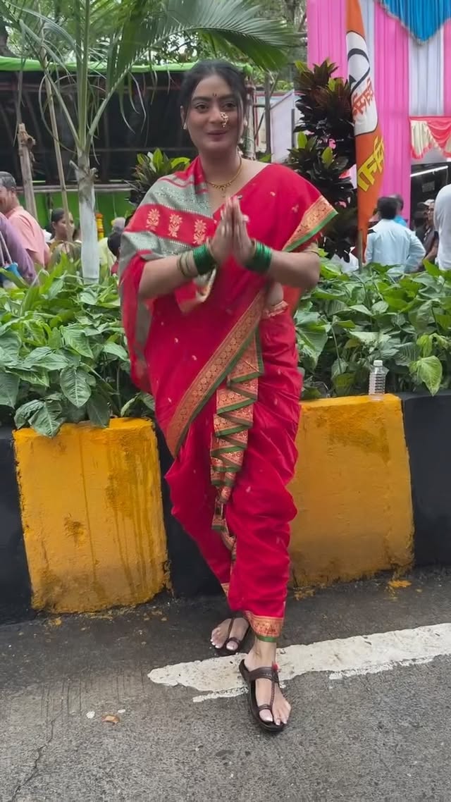 Ek Goshta nehmi lakshaat theva - Jo konihi tumcha vait karto Tyana Dev Baghto … Jo konihi tumchya barobar vait karel To kadhich sukhi rahnaar nahi . Aaj udya daha varsha nantarhi evda lakshaat theva Swami ahet majhya barobar - Te nehmi mhntat BHEU NAKOS MI TUJHYA PATHISHI AHE 😇
.
.
.
Majhya Chitrapatlya lokani mala support nahi kela tar kay zhala ? Mala majhya lokani support kela hech majhya sathi khup mothi goshta ahe ! Eka abhinetri cha chitrapat jevahi release hoto tar Sarve loka tickets book kartat ani chitrapat pahatat … Actors la lokanai banavlela ahe ani mala hi tumhi sarvani banavlela ahe !!! Mi aaj je kahihi ahe te aplya sarvanchya prem ani support mahmun ahe … Manapasun Dhanyavad … #santtukaram film hyatle konihi mala support nahi kela tari kahi harkat nahi ahe - Majhya barobar tumhi sarve ahat ani tech majhya ayushatli sarvat moti goshta ahe !!!
Thank you apun sarvani evda prem dilya baddal -
Special thanks to @abhishekdate24 Tu je kay majhya sathi kela ahes tyacha Karz mi ayushyabhar visru nahi shakat ! Thanks alot ❤️🧿
.
Video bts pictures posters , @skyang_04 Really brother Thank you Tu nastas tar mi nasti ❤️✨
.
.
.
Proud Daughter of Psi Vilas shivram kadam and Psi @jyotiiiiiik And Vithal bhagwan chopdekar 🙏✌️ Proud to b A Daughter from Police department family 🙏✨
Thank you mom @jyotiiiiiik for creating this magic all courtesy goes to you 🙏🩷
.
.
Take a Long Deep Breath God is there …. I believe in Karma Jai Maharashtra 🙏
Tumchi Bahina bai #ashadiekadashi #ashadiekadashispecial🌺❤️ #vithal #pratipandharpur #santbahinabai #subodhbhave_fanclub #subodbhave #santtukaram #twinklekapoor #twinklekapoordoll #santbahinabai #santbahinabai #twinklekapoorassantbahinabai #santtukarammaharaj #santtukaram #bahinabai #santtukarambahinabai #subothbhave #subodhbhave_fanclub #subodhbhave #subodhbhave