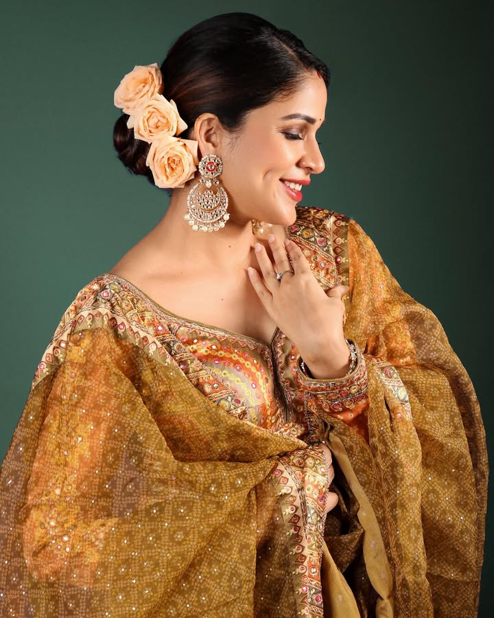 Florals in my hair, joy in the air!
Styled by - @ashwin_ash1 & @hassankhan_3
Styling team - @ahmedxmirza
@avinash_kajjam
Outfit - @ritukumarhq
Photos - @pranav.foto