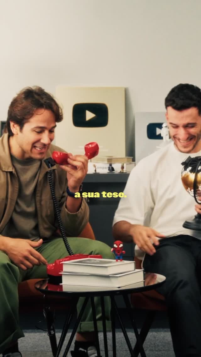 Nem toda queda é o fim. Às vezes, é exatamente o empurrão que faltava pra uma ideia nascer.
Conversei com o @nickmorettii no podcast “Criando Ideias”, da @bigwave.media e falamos sobre os tropeços que viram ponto de partida.
E aí… qual é a sua tese?