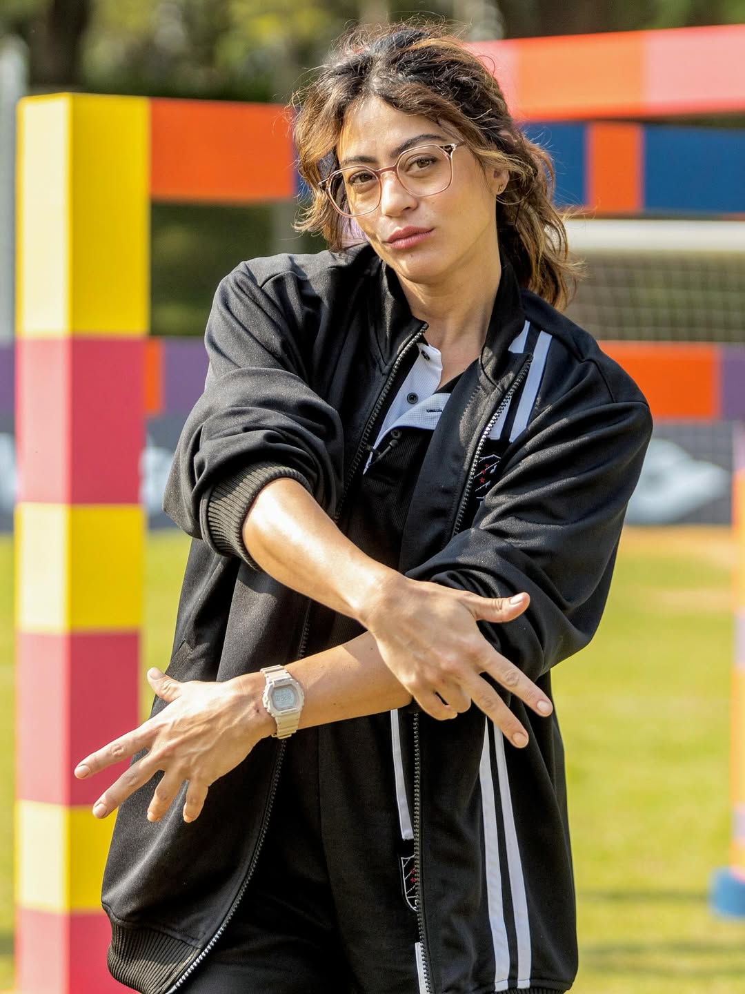 E aí, pessoal? Quem já assistiu Jogo Cruzado? 🎤❌⚽️
A adolescente aqui, que adorava jogar futebol depois da aula… e ainda cursou o 1º período de jornalismo… amou fazer essa série focada no universo do jornalismo esportivo e do futebol!!!!! ⚽️📺
Minha personagem é Elisa Montes, uma jornalista esportiva que encara de frente a misoginia escancarada nesse meio, e na sociedade em geral.
Qualificada, preparada, já fez cursos e mais cursos sobre futebol. Porque, segundo ela:
“Pra falar sobre algo, eu preciso entender como ele funciona. Saber do que tô falando.”
Ela é um pouquinho desbocada, mas o maior pecado dela mesmo é o sincericídio! 😂
Já li alguns feedbacks maravilhosos (e fiquei muito feliz, viu?), mas quero que me contem aqui nos comentários o que estão achando, do fundo do coração! 👇🏽
E quem puder, além de MARATONAR (é claro!) ou deixar passando os episódios sem parar, como quem não quer nada… depois de adicionar na sua lista de favoritos… ainda deixa uma notinha básica (10, se não for pedir muito 🗣️) pra nossa série!
Olha que delicinha de desafio? 😍
Pode ser no site ou no app do @imdb!
Pra alguns, prazer: IMDb é onde tem tudo sobre cinema e séries.
Além de ser um super termômetro mundial, dar essa força pro nosso audiovisual é também um movimento importante pra impactar, mostrar a potência do Brasil no mercado cultural, daqui e lá fora.
E claro… pra que a gente tenha, quem sabe (só depende de nós!), uma segunda temporada! 💥
Ah, e aqui em OFF: a 2ª já tá escrita… e a história tá do CAR82&:BS!!!! 🔥🔥🔥
Um beijo! E obrigada a todos que estão assistindo e mandando elogios. Gratidão! 🙏🏼♥️
#JogoCruzado, disponível no @disneyplusbr ✨