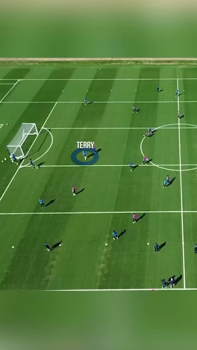 COMMUNICATION ๐ฃ๏ธ โฝ๏ธ๐
The importance and art or communicating on the pitch.
Not only does it help your teammates but it keeps you switched on and focused, information on every pass is vital and can be the difference, a simple TIME or TURN can be the difference, words of encouragement or demanding more can also be the difference.
As an ex player in my role in the academy at @chelseafc I love getting involved in training and playing alongside the boys.
๐๐๐ปโฝ๏ธ