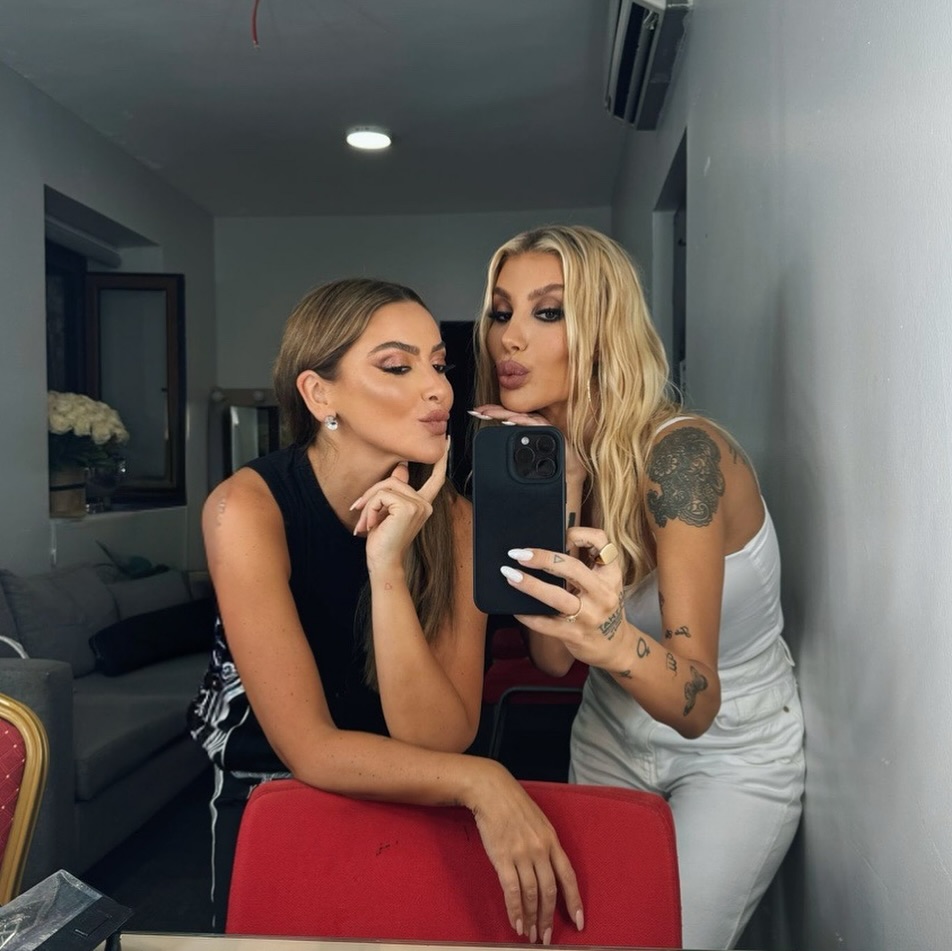 Divas don’t do drama, we do business @hadise 💅
4 mevsimi yaşadım bi’ gecede sayende. Ve yıllar geçti gözümün önünden istemsizce... En kötü günlerimin en gizli ortağı ve destekçisi oldun hep. Bazen içine doğdu sıkıntım ve bana attığın bir “İyi misin?” mesajın bile yetti 🫂 Anneciğin bana muazzam bi’ goodbye gift verdi btw, cheers to all ya’ll 🥂 Seni seviyorum! 🌹