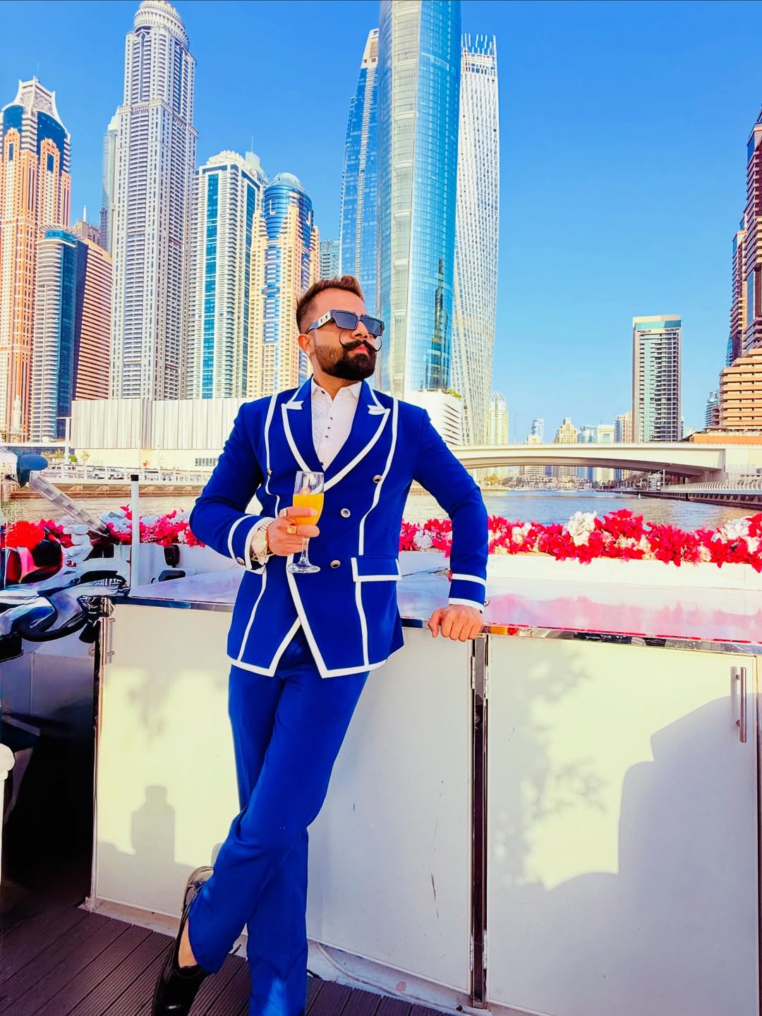 From boardrooms to ocean views
— success is built, not bought.
Suit By - @7horses_international
#billionaire #millionaire #money #luxury #entrepreneur #rich #luxurylifestyle #business #motivation #success #lifestyle #instagram