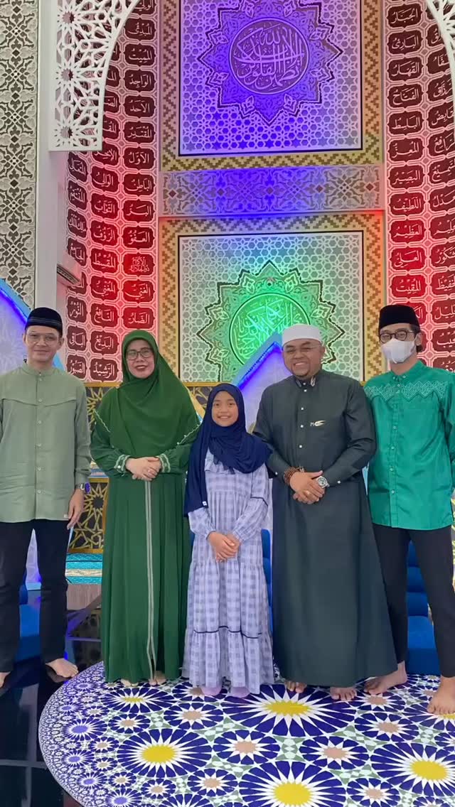 Haadza Min Fadhli Robbii ❤️
"dapat arloji dapat roti, dapat asinan saat ke ragunan : kita NGAJI dan KALAM HATI,tontonan yg sllu memberikan Tuntunan"
Apalagi di pandu oleh host yg Sholih,Ganteng dan tawadhu Mas Dude herlino
"rambotannya di dlm topi : hanya di KOMPAS TV"