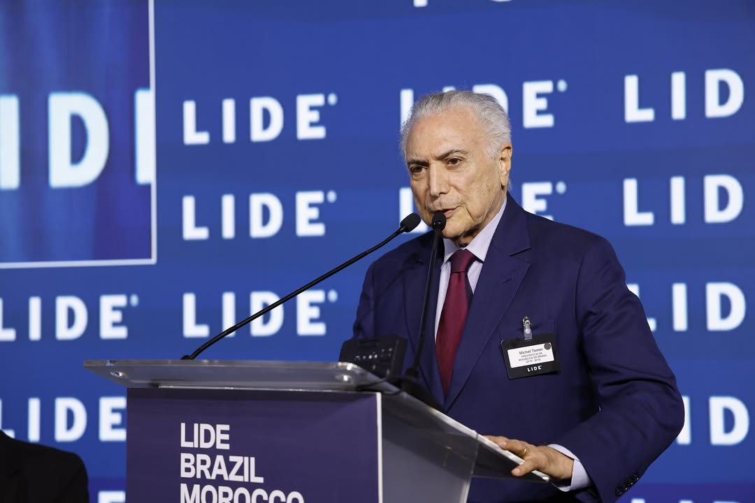 Matinée productive au Forum LIDE Brésil–Maroc, à Marrakech, réunissant plus de 200 chefs d’entreprise et autorités des deux pays autour d’un agenda stratégique de coopération.
L’ancien président Michel Temer a participé à l’ouverture, soulignant l’importance du dialogue diplomatique et économique entre le Brésil et le monde arabe. Le ministre délégué Karim Zidane, chargé de l’Investissement, de la Convergence et de l’Évaluation des Politiques Publiques du Royaume du Maroc, a également pris la parole, insistant sur le rôle central de l’innovation, de la technologie et des infrastructures dans le développement.
L’ambassadeur du Brésil au Maroc, Alexandre Guido Lopes Parola, a marqué sa présence et réaffirmé l’engagement du Brésil dans le renforcement des relations bilatérales et la promotion de nouveaux partenariats stratégiques.
Les panels de ce matin ont abordé des sujets prioritaires tels que la transition énergétique, l’agrobusiness, les data centers, les infrastructures, la technologie et le commerce bilatéral — avec un accent particulier sur les opportunités concrètes d’investissement et d’intégration économique entre les nations.
Le Forum se poursuit tout au long de la journée avec des réunions de haut niveau et des moments d’échange entre les secteurs public et privé.