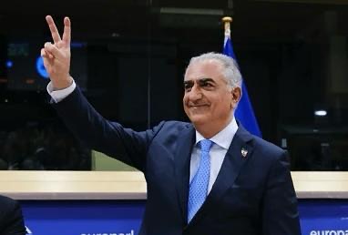 بیانیه پشتیبانی طیف متنوع ایرانیان دموکراسیخواه از شاهزاده رضا پهلوی برای مدیریت دوران گذار
- در بیانیهای که یکشنبه ۲۲ تیر (۱۳ ژوئیه ۲۰۲۵) از سوی دهها از ایرانیان دموکراسیخواه از طیفهای مختلف سیاسی با عنوان «حمایت گروهی از دموکراسیخواهان از آقای رضا پهلوی برای مدیریت دوران گذار» به چهار زبان فارسی، انگلیسی، آلمانی و فرانسوی منتشر و نسخهای از آن در اختیار کیهان لندن قرار گرفته، آنها کارزاری را علیه تفرقه و برای اتحاد گسترده ایرانیان با هدف سرنگونی «رژیم جنایتکار و ویرانگر جمهوری اسلامی» آغاز کردهاند.
- «اگر امروز به این حقیقت مشترک رسیدهایم، دیگر مجال سکوت و تردید نیست. دیگر نمیتوان در حاشیه ماند. زیرا اکنون این رژیم در ضعیفترین، بیپشتوانهترین و متزلزلترین موقعیت خود در چهار دهه گذشته ایستاده است. و ما در آستانهی یک تصمیم تاریخی.»
-«اگر در این لحظه سرنوشتساز متحد نشویم، اگر اراده خود را به عمل بدل نکنیم، این حکومت پوسیده دوباره خود را بازسازی میکند»
- «باید یک صدا شویم، یک خواست شویم، یک اراده شویم. اختلافات فردی، حزبی، ایدئولوژیک را کنار بگذاریم و با آگاهی، شجاعت و همدلی، راه رهایی را هموار کنیم. این ندای ماست به همهی آنان که هنوز به نور ایمان دارند: به آنان که آزادی را بر هر مصلحتی ترجیح میدهند. به آنان که ایران را نه در گذشته، بلکه در آیندهای روشن باز میجویند. پیشنهاد ما روشن است: حمایت از آقای رضا پهلوی.»
- «دموکراسیخواهان، روشنفکران و فعالان مدنی وظیفهای سنگین اما پرشکوه بر دوش دارند: آنکه فقط نظارهگر نباشند، بلکه سازندهی فردا شوند. این لحظه، لحظهی گذار از تماشا به کنش است؛ لحظهی برخاستن است؛ ایران آزاد، خانهی تمام فرزندان وفادارش خواهد بود از هر زبان و رنگ، دین و عقیده، تبار و تجربه.✌️