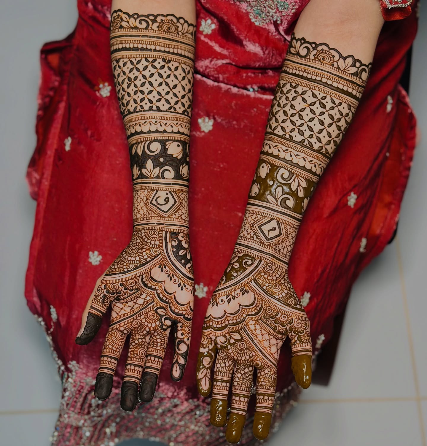 Bridal henna done for the sweetest Dr.Fathima👰♀️.
.
.
.
.
.
#bridalhenna #bridalmehandi #bridesmaids #trendingbridalhennadesign