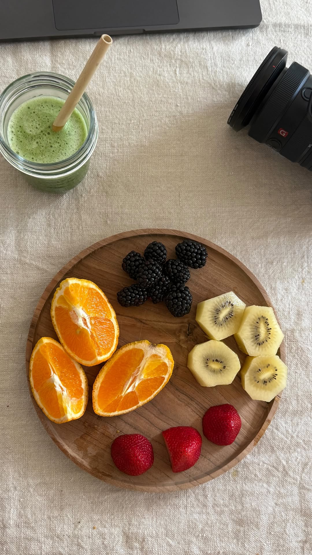 what I eat in a day as someone with acne 🫶🏻
just wanna highlight that I’m not a certified nutritionist, just documenting the journey as I try to control my acne and educate myself on everything that’s beneficial for our skin 🤍
Hope this inspires you to incorporate more skin friendly foods into your diet 🫂
featuring @bloomsupps greens, creatine & their new prebiotic gut friendly soda (no artificial sweeteners)!
#bloompartner