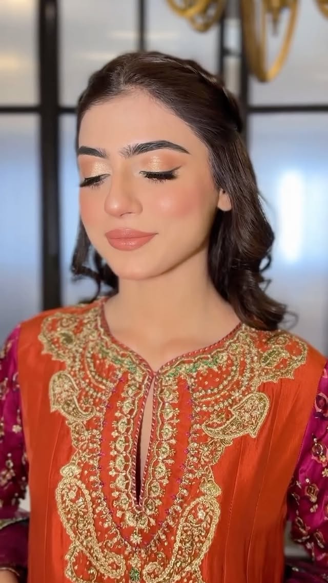 She booked us for all her big days — party makeup by Erum, for baraat & reception makeup by Sara.
She looked absolutely stunning!💫💄