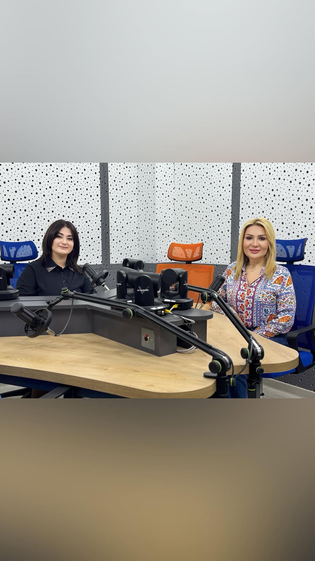 TV1 kanalında @tv1_az yayımlanan “Böyük Tənəffüs” verilişində qonaq oldum və yeniyetməlik dövrü haqqında psixoloji baxış bucağımı bölüşdüm.🤗
“Yeniyetməlik illəri insanın həyatında ən çətin, eyni zamanda ən zəruri keçid dövrüdür. Bu dövrü psixologiyada “böhran dövrü” adlandırırıq. Çünki bu mərhələdə həm bədən, həm də şəxsiyyət formalaşır, uşaq artıq fərd olmağa başlayır.”
Verilişdə bu və digər önəmli məqamlara toxunduq. Düşünürəm ki, bu söhbət hər bir valideynin və müəllimin düşünməsinə səbəb olacaq. Dəvət üçün dəyərli Elnurə xanıma təşəkkür edirəm.🤝🥰
📌Verilişin tam versiyasını Narınc Rüstəmova YouTube kanalında izləyə bilərsiniz. Xoş izləmələr.🧡
#verliş #yeniyetməpsixologiyası #böhrandövrü #podcast