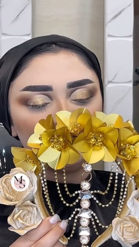 آخر سر عروسى جاريش تاج طلا زد😳
.
.
.
.
.
@mahsa.javidmakeup