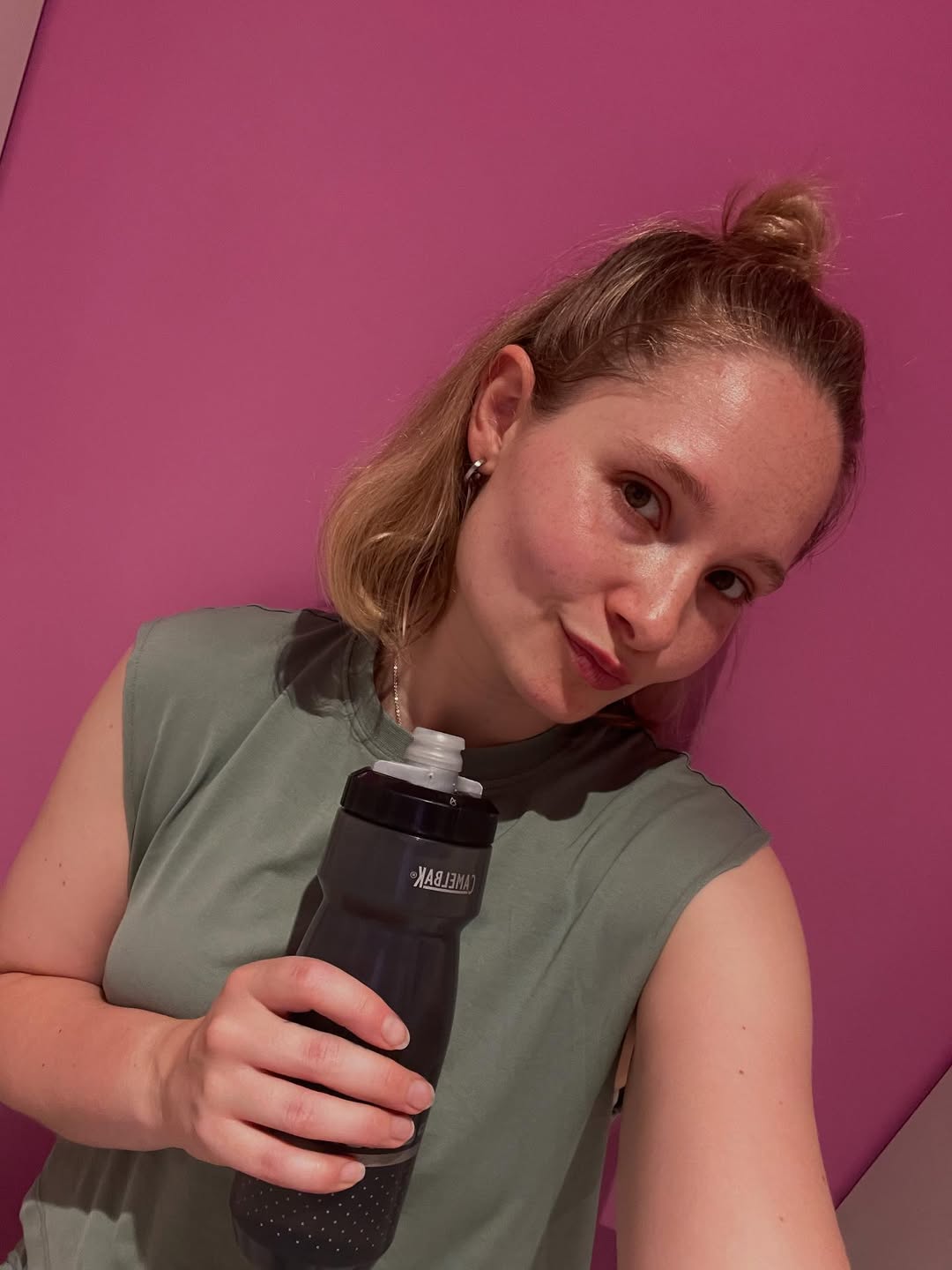 #weeklyrecap
1. @drops_barre
2. @trufitnessgym
3. Kuscheln mit Katzis ✨
4. Gönnung 💆
5. Matcha
6. Laufen mit @no.braino
7. neuer Rekord 🏅
8. Brunchen mit @lovelycrissi
9. Journaln
10. Geburtstag 🎂
11. @vabalispa_official
12. Spielen
13. Birthday bei Family
14. @hicycle
15. Coffeee @antagonistcoffee
16. Regen
17. Gym
#recap #rückblick #actress #gym #sport #hamburg #birthday #birthdayweek #spa