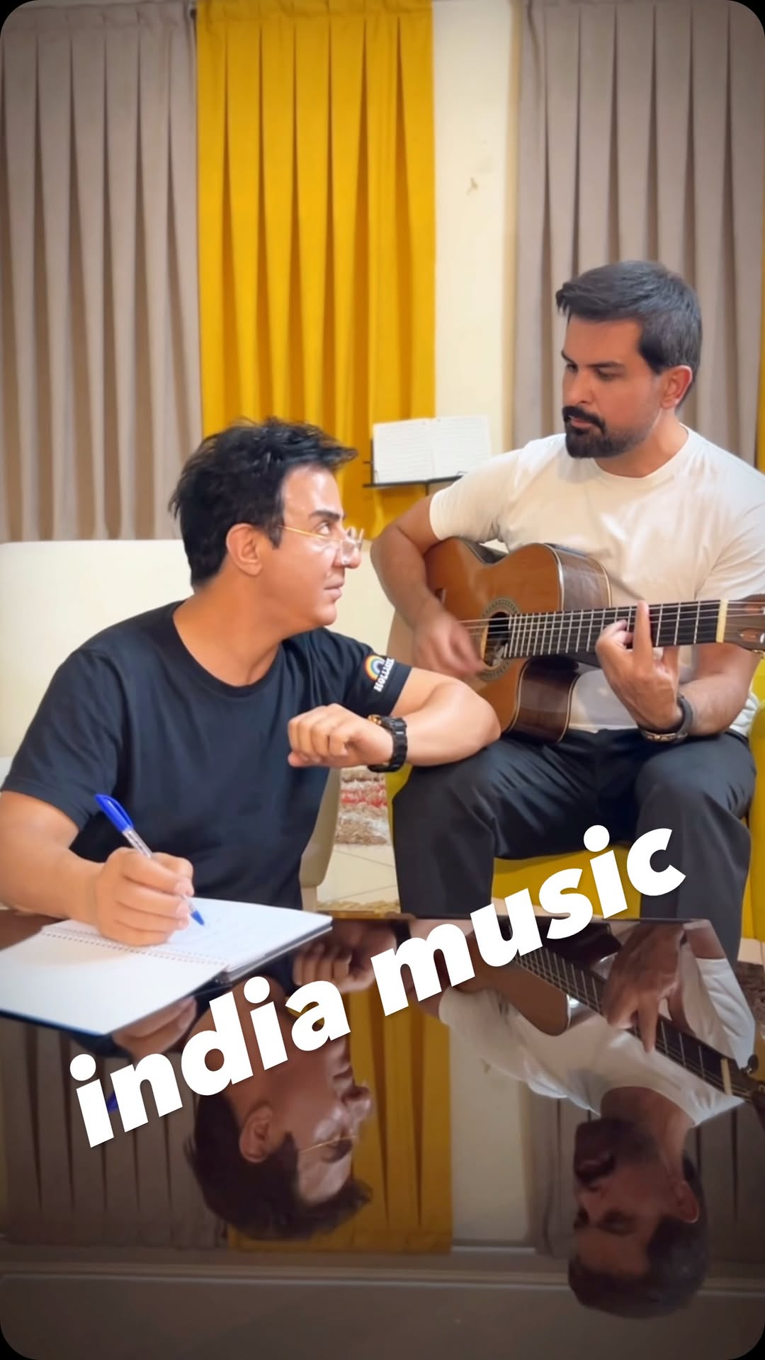 « مسابقه »
سلام
هندی بازا بیان وسط 😂😂
کی میتونه ترانه ای رو که خوندم بگه معنی اش چی میشه 😜😜؟؟
حتی از سایهٔ خودت ترسیدی،
ای جانِ جان، خجالت کشیدی،
این فقط اولین منزل عشقه،
تو که هنوز اینقدر زود وحشت کردی...
اینم ترجمه اش 🙏😜🙏
در ضمن از قدیم گفتن :
کمال هم نشین در من اثر کرد ، راست گفتن چون سهیل رحمانی هم به جمع هندی بازها اضافه شد 😂😂 من بهش گفتم :
سهیل سینگ ..😂😂😂
@soheilrahmanioriginal
#داریوش_فرضیایی#عموپورنگ#مجری_بازیگر_کودک#بالیوود#خوانندگی#سینمای_هند#موسیقی_هندی
#dariushfarziaee
#amoopoorang
#indian_music
#bollywood