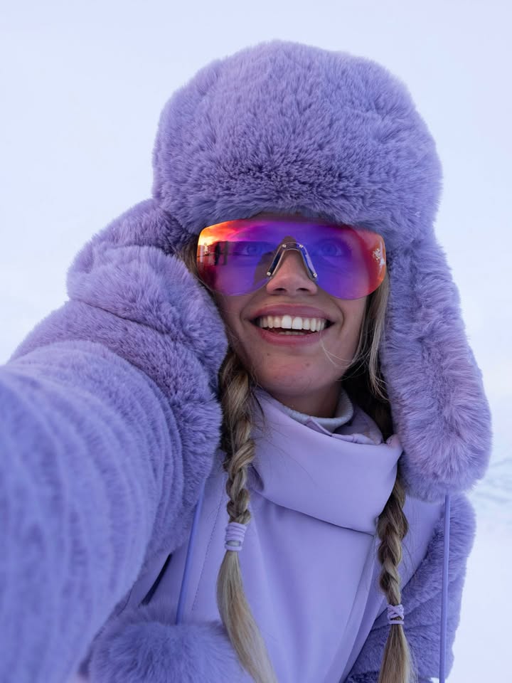 In honor of @superman being out EVERYWHERE it feels so nice to finally post some bts photos from the incredible trip we did to Svalbard to film the outside of the fortress of solitude or the “real antartica” like Eve calls it!
Obviously had to start with an Eve selfie 🤪🤳
Filming this movie with these incredible people was the most special experience of my life, and almost brought a husky home. Felt In love with Nala, that kept smiling non stop. I still think of her every day, but not sure she would like the LA heat 😂
Also don’t be fooled by the northern lights photo!! We couldn’t see anything with the naked eye 😂 so that means we just gotta have to go back to see if we get lucky with that! 🤭
I have way more bts photos so buckle up!!!!