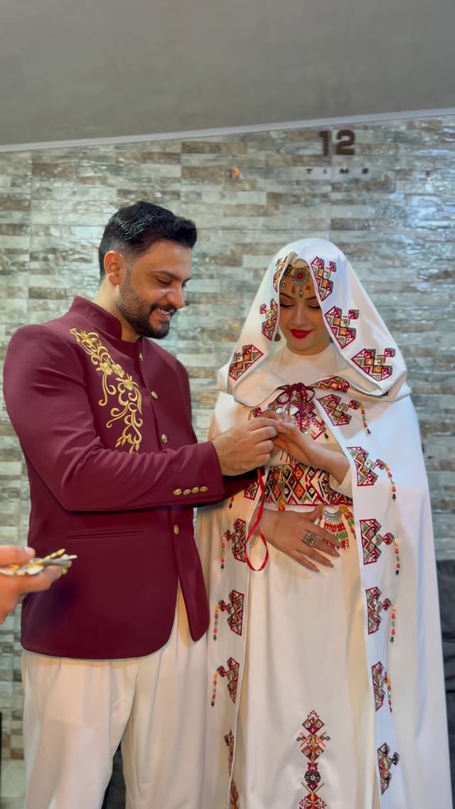خطبني خطبني خطبنييي 🥰🥹💍
صحيح متزوجين ولكن وعدني أنو كل سنة يرجع يخطبني من جديد ويتجدد العهد ولكن هذه المرة في بلدي ❤️🇩🇿