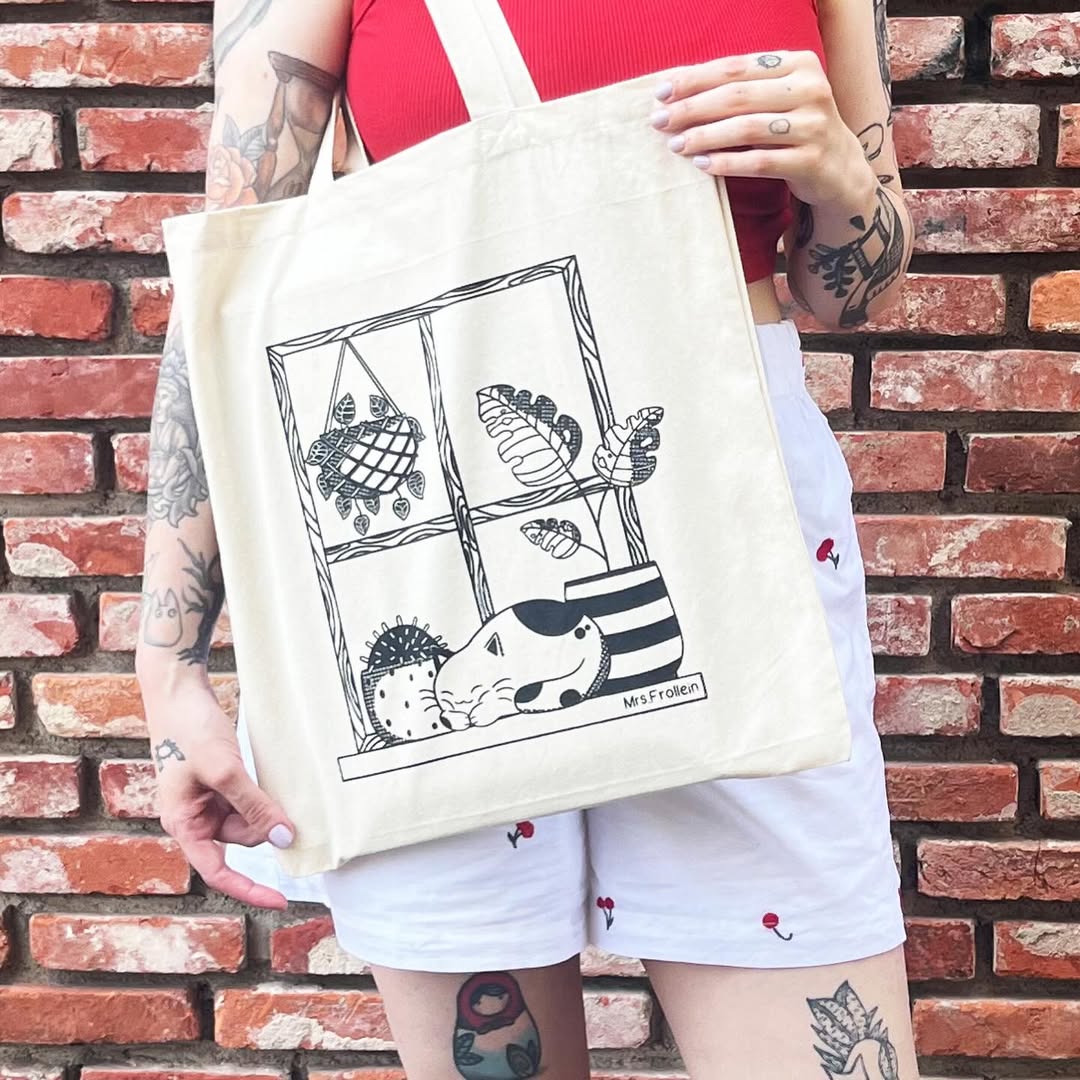 New silk printed tote bags available in my shop :)
Also the summer sale is still going, which means 25% off of all prints ♥️