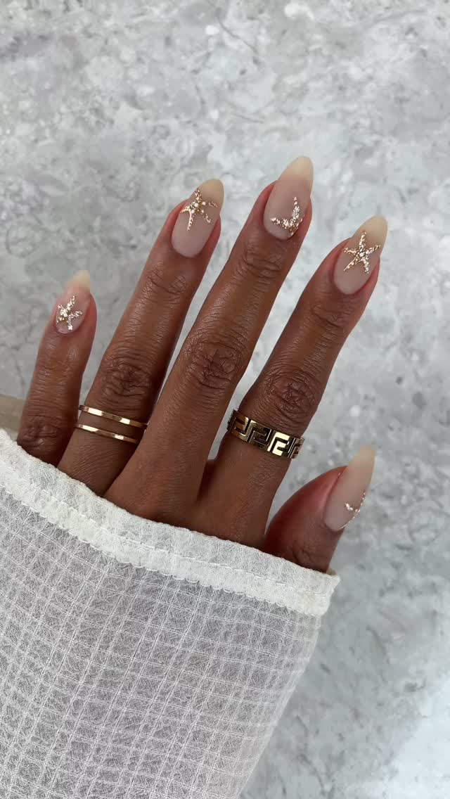 You deserve summer starfish nails! ˖°𓇼🌊⋆🐚🫧 Save this look for your next mani day 💅🏽
Recreate this #nailarttutorial by @sadiejnails using:
DC 2459 Barefoot
DIVA 148 Slate Mocha
DND Nail Art Brush No. 06 (part of 10 pcs pack)
DND Dotted Nail Art Tools
DIVA 028 Ready For The Ball
DC 200 Matte Top Coat
DC 900 Top Gel No Cleanse
DND 3D Gel - White
#dndgelpolish #summernails #starfish #nails