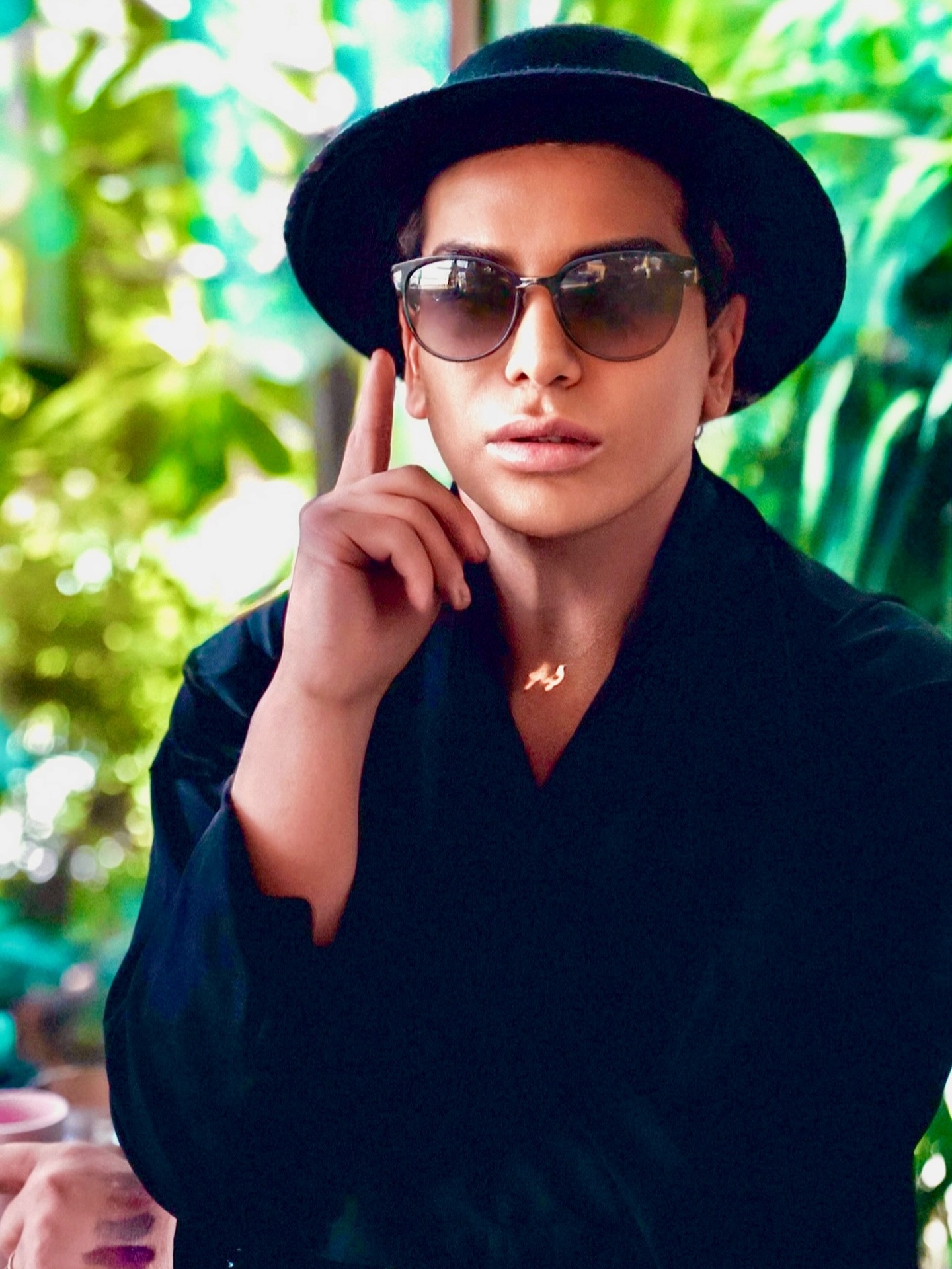 خلف النظارات… حكاية لم تُروَ بعد. 🌿🕶️😉
Behind the shades… a story untold. 🌿🕶️😉
📷 by @stevehk.lb @provibeuae ✨