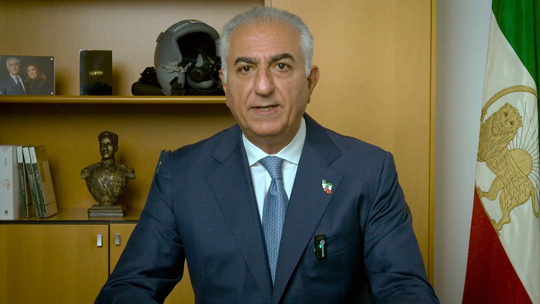  .
هممیهنانم،
رژیم ضدایرانی جمهوری اسلامی و رهبر ضحاکصفتش پس از چنددهه زیست انگلی و مکیدنِ شیره جان ایران، اینک که در آستانه سقوط قرار دارند، نقاب ایرانگرایی را به چهره پلیدشان زدهاند و با وقاحتی بیشرمانه و صدایی گوشخراش، به تحریف سرود «ای ایران» روی آوردهاند.
این همان حکومتیست که از آغاز برای مشروعیتبخشی به ظلم و جنایات بیرحمانه خود، به اسلام و تشیع چنگ زد، و دشمنی با ایران، فرهنگ، تمدن، خاک، ملت و منافع ملی را سرلوحه تمامی اقداماتش ساخت. حال در آستانه سقوط، خود را پاسدار ایران معرفی میکند؛ حال آنکه در نام سپاه تروریستی و سرکوبگر پاسدارانش حتی واژه ایران وجود ندارد؛ و چه بهتر که وجود ندارد.
خامنهای با خیال اینکه از این ستون به آن ستون شاید فرجی باشد، مَکر میورزد و گمان میبرد میتواند مردم ایران را فریب دهد. همین مردم اما بیدار و هوشیار هستند و مَکر او را با در هم کوبیدن بساط ظلمش به خود او بر خواهند گرداند.
یقین دارم که با عزم و اراده ملت بزرگ ایران، نور بر تاریکی پیروز خواهد شد.
پاینده ایران،
رضا پهلوی
