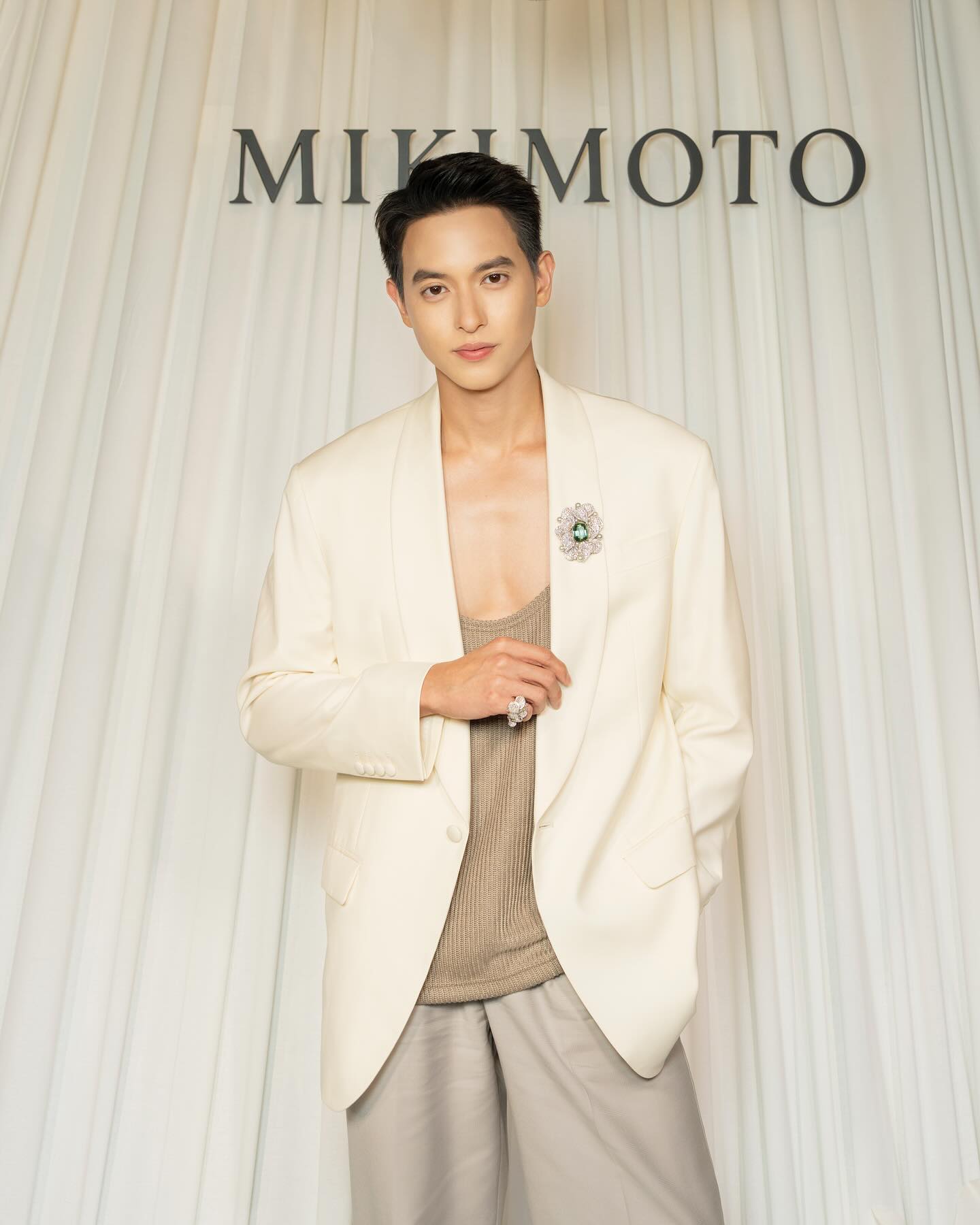 Donning a resplendent brooch brimming with the vibrant hues of green tourmaline, actor James Jirayu (@jirayu_jj) graced the launch of “Les Pétales” in celebration.
新作ハイジュエリーコレクション「レ ペタル」の発表を祝して、グリーンのトルマリンが鮮やかな彩りを湛えるブローチを纏ったジェームス・ジラユさんが登場。
#MIKIMOTO #ミキモト
#LesPétales
#MikimotoHighJewellery
#JamesJirayu