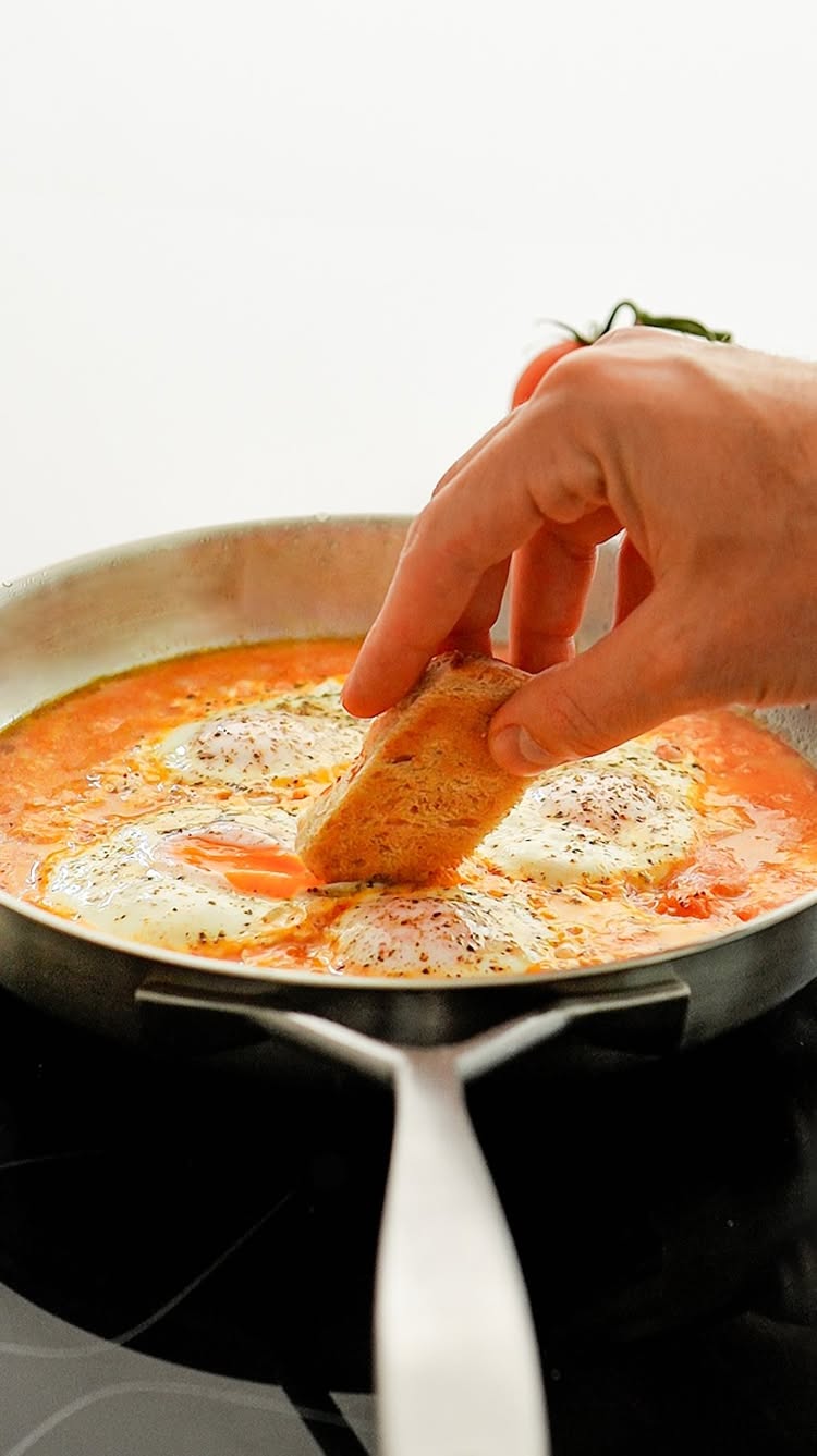 🍅🍳 Ovo com tomate, ovos rancheiros, ovos no purgatório, shakshuka… Como você chama isso?
Essa combinação de ovos cozidos no molho de tomate é tradicional em vários países, cada um tem o seu toque cultural, mas a base é a mesma: tomate e ovo.
Geralmente é consumido no café da manhã, mas na minha opinião, vai bem em qualquer refeição e até como aperitivo chuchando o pãozinho.
📌 Salva essa receita para lembrar de fazer.
👯♀️ Marca aquele amigo que gosta de testar receitas novas.
Ingredientes (serve até 2 pessoas)
4 tomates
4 ovos
1/2 xícara de queijo ralado (usei minas padrão)
2 colheres de sopa de azeite
Sal e pimenta do reino a gosto
Extra: adicione os temperos que você mais gosta, páprica e pimenta calabresa combinam muito bem. Se quiser finalize com salsinha orégano ou manjericão que também fica bom.
🎬 siga o passo a passo do vídeo para preparar.
Se você curtiu, compartilhe essa receita com aquela pessoa que gosta de uma receita fácil e saudável.
Marque o “@“ aqui nos comentários👇
#receitafacil #receitasfaceis #receitaspraticas #receitapratica #receitas #receita #receitasaudavel #receitassaudaveis #comidadeverdade #ovosrancheiros #shakshuka #ovosnopurgatorio #ovocomtomate #cafedamanha