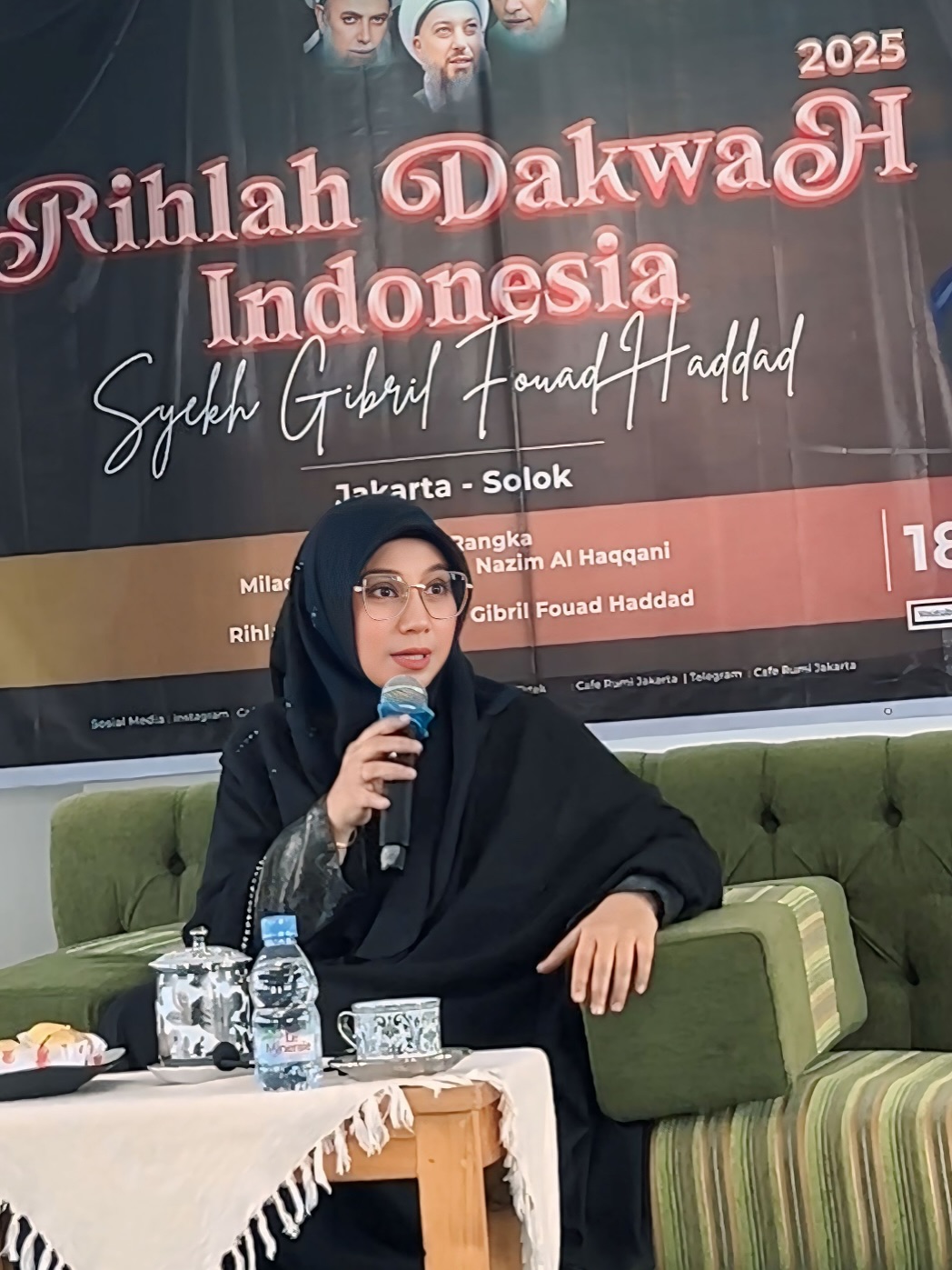 Setiap manusia punya lembaran-lembaran masa lalu.
Lembaran itu bisa saja rusak atau mungkin saja hancur.
Namun Rasulullah Shalallahu Alayhi Wassalam sampaikan kepadamu bahwa :
“Setiap anak Adam pasti banyak berbuat dosa, dan sebaik-baik yang berbuat dosa adalah yang segera bertaubat kepada Allah Subhanahu wa Ta’ala.”
(HR. At- Tirmidzi)
Lembaran rusak dan hancur itu ibarat dosa dan kesalahan yg pernah dibuat pada masa lalu.
Maka tak perlu risau duhai diri, selalu ada jalan terbuka untukmu yang berharap akan Ampunan dari Allah Subhanahu Wata’ala.
#tulisanpyu#puputmelati#bershalawatyuk#muhasabahdiri#sharingiscaring❤️#bukanustadzah