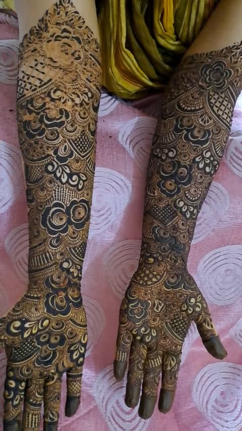 Every detail etched with love and tradition. This mehendi design is where art meets heart. 🌺🤲 #MehendiMoment #BridalArtistry
Beautiful bridal design....❤️
Follow @mehendi_by_saimakhan
@sk_mehendibysaimakhan .
.
.
.
.
.
#mehenditime #dubaimehendi❤️ #bestheena #mehendi_by_saimakhan #transition #trending #bestmehendi #gulfdesign #stylishmehndidesign❤️ #gulfdesign #floral #floralmehandi🌿♥️ #trend #bheegibheegi #newsong #celebritymehendiartist