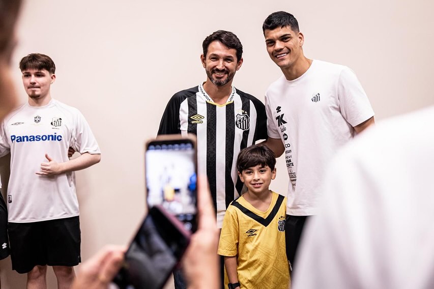 Vinte e três associados do Santos F.C. foram contemplados com uma manhã inesquecível hoje (10) em Vitória (ES). Eles foram sorteados para um encontro surpresa com alguns jogadores no hotel onde o Santos está hospedado e ainda ganharam ingressos para o amistoso que o time fará em Cariacica, contra a Ferroviária.
A ação foi mais uma experiência do Sócio Rei, com apoio da patrocinadora 7K.
Gabriel Brazão, Zé Rafael, Vinícius Lira e Padula recepcionaram os sócios, distribuíram autógrafos e posaram para fotos. A dupla Baleinha e Baleião também estava presente e animou o encontro.