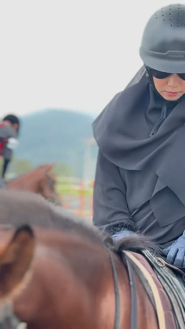 Connecting dengan alam adalah salah satu cara untuk lebih dekat dengan Sang Pencipta yaitu Allah Subhanahu Wata’ala.
Alam..
Kuda..
Manusia..
Detak jantung..
Derap kaki kuda..
Udara.
Nafas.
Hujan.
Bebatuan.
Pepohonan.
Adalah Harmoni yang begitu Indah.
#berkuda#puputmelati#therapywithhorses#sunnahberkuda#endurance#tracking#junglehorseriding