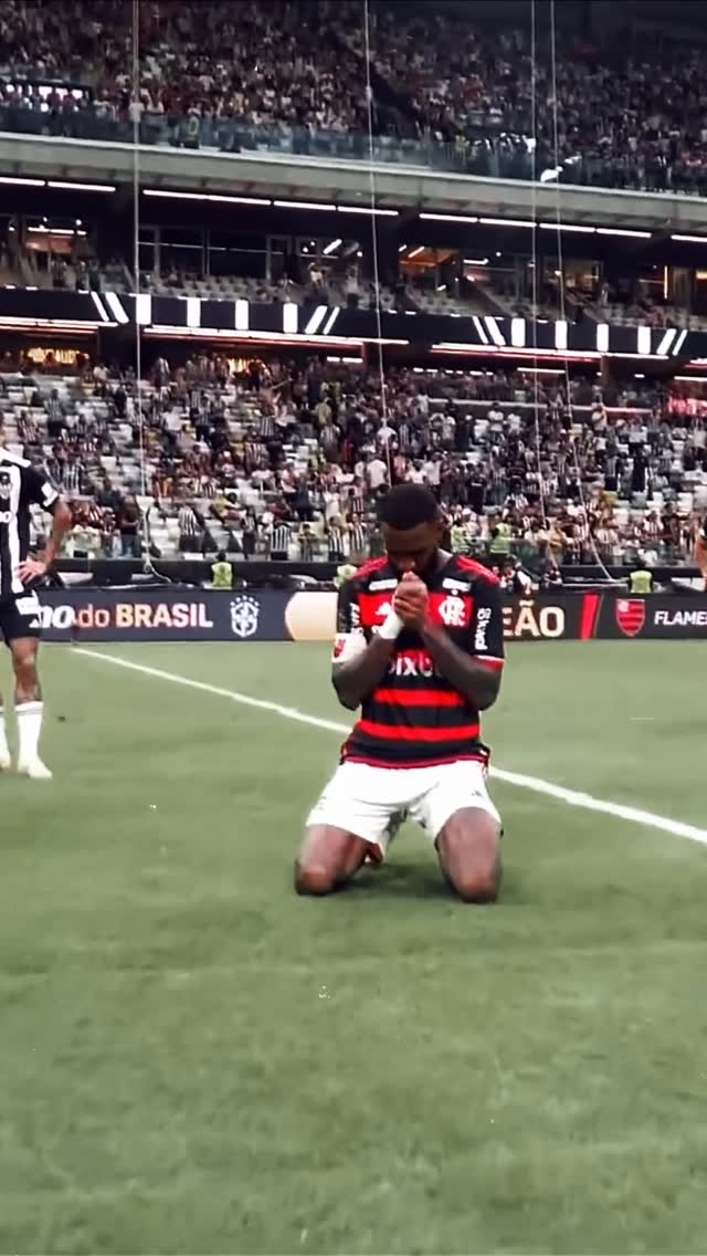 Esse texto aqui é para agradecer. Agradecer por ter tido mais um oportunidade de realizar meu sonho e de ser feliz no clube que escolhi torcer e amar: Clube de Regatas do Flamengo.
Dedicação, entrega e comprometimento jamais faltaram.
O meu amor, a minha história e o que conquistei estarão eternizados.
Agradeço todos os companheiros que tive; todas as comissões técnicas e funcionários. O Flamengo pertence a vocês e a Nação.
Poderia falar sobre o muito que aconteceu, mas essa mensagem é pra quem sempre me deu carinho e amor nesse período.
Obrigado, Flamengo e Nação. Aqui tive as maiores conquistas da minha vida.
Uma vez Flamengo, sempre Flamengo.