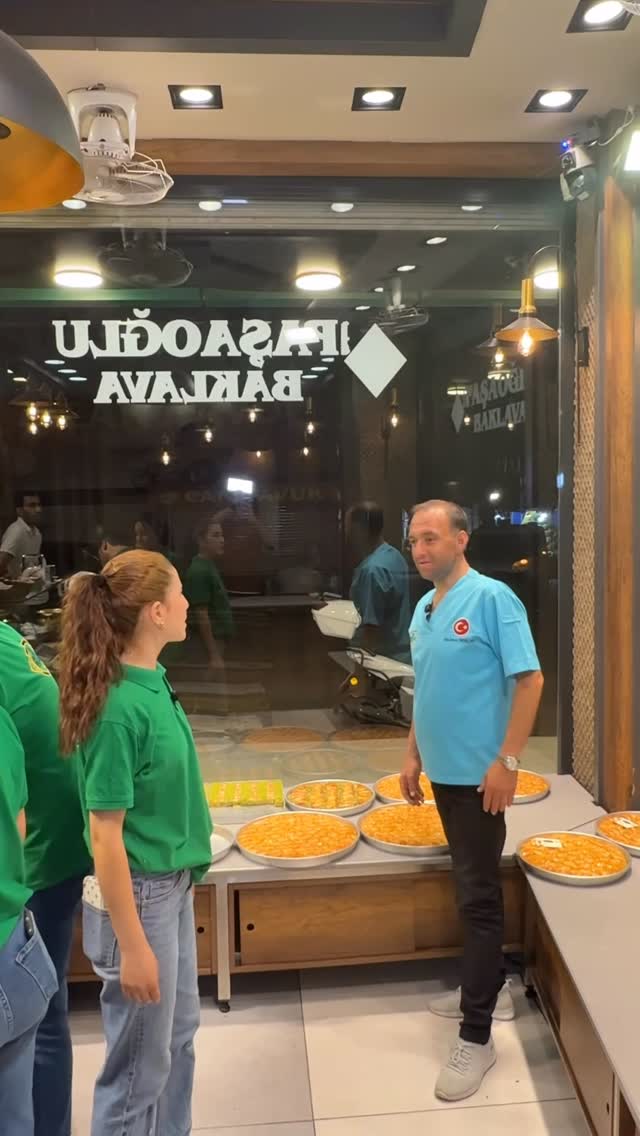 @pasaoglubaklava Bu lezzeti tatmayan kalmasın diye Antep Baklavası kilogramı sadece 500₺.
☎️ 0(541) 655 3727
👨👩👧👦Aile yeri: Mevcut
📦 Kargo İmkanı: Mevcut
📍Konum: Gaziantep
.
🎬 Çekim ve Sayfa Yönetimi @bugunneyemeliyiz Tarafından Yapılmaktadır
.
#gaziantep #gaziantepüniversitesi #künefe #baklava #fıstık #yeşilaltın #antepfıstığı #yemek #enfestarifler #mekanönerisi #lezzet #tat