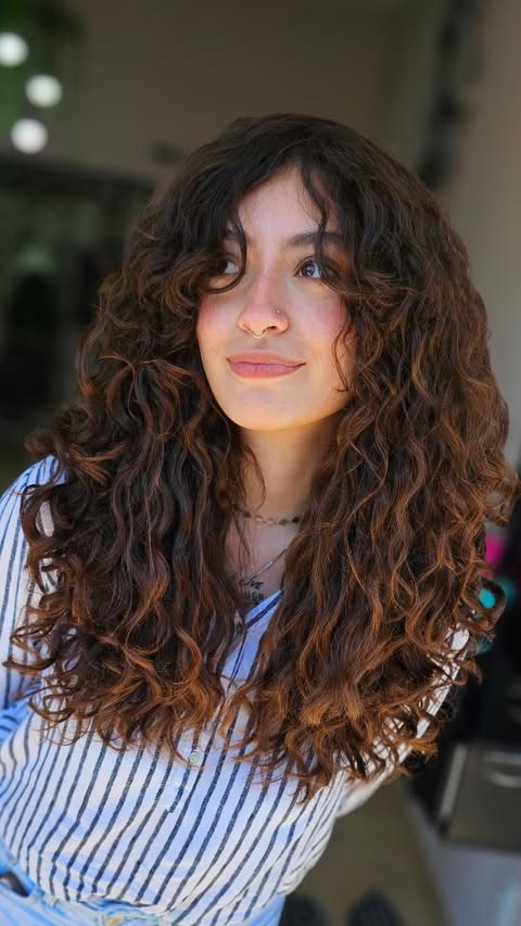 Juro que não tô dando conta de tanta beleza 🤌🏾❤️
Corte com franja "cortininha" para a maravilhosa @gabriela.pradooo