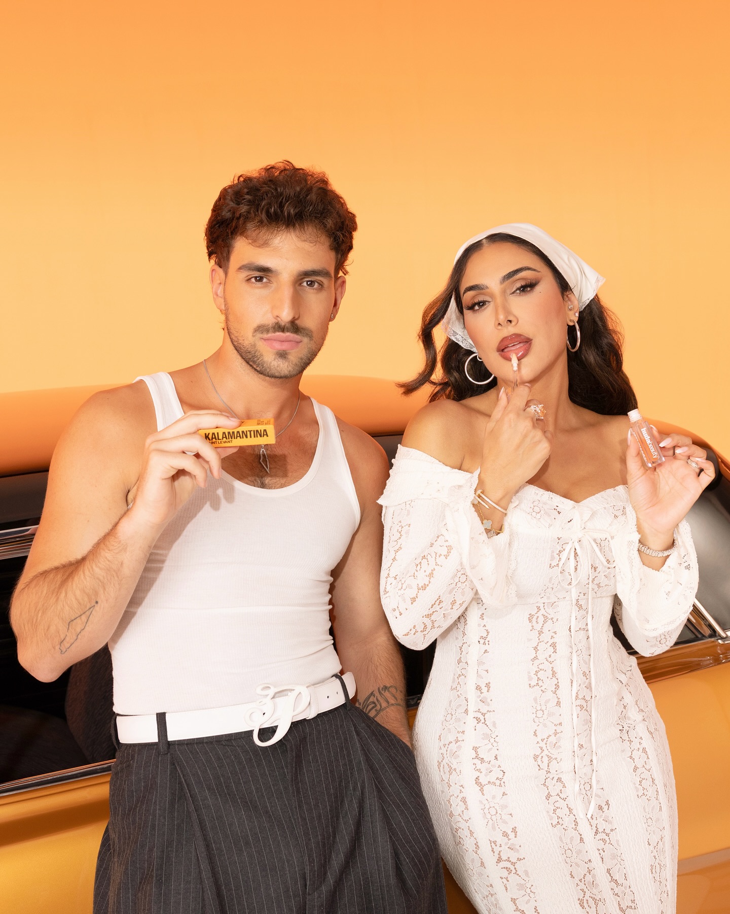 #HudaKattan’s latest launch is equal parts exciting and meaningful, and sees the beauty mogul collaborate with Palestinian singer #SaintLevant. Named Kalamantina after the artist’s recent track, Huda Beauty’s Faux Filler Jelly Oil is inspired by the fruit, said to be a “vibrant symbol of Palestinian agriculture and heritage, and a nod to the culture that shaped this collaboration.” To mark the launch, the brand has announced that it will make donations to organisations supporting Palestinian agriculture and the preservation of cultural heritage.
#VogueArabia
في خطوة تجمع الإثارة بالعمق، أطلقت هدى قطان أحدث ابتكاراتها: زيت الشفاه جيلي “فو فيلر” من هدى بيوتي، بالتعاون مع الفنان الفلسطيني سانت ليفان. يحمل الزيت اسم “كلامنتينا” تيمنًا بأغنية ليفان الأخيرة، ومستوحى من ثمرة الكلمنتينا كرمز حيوي للزراعة والتراث الفلسطيني الذي شكل هذا التعاون. واحتفاءً بهذا الإطلاق، ستقدم العلامة التجارية تبرعات لدعم المنظمات المعنية بالزراعة الفلسطينية والحفاظ على التراث الثقافي.