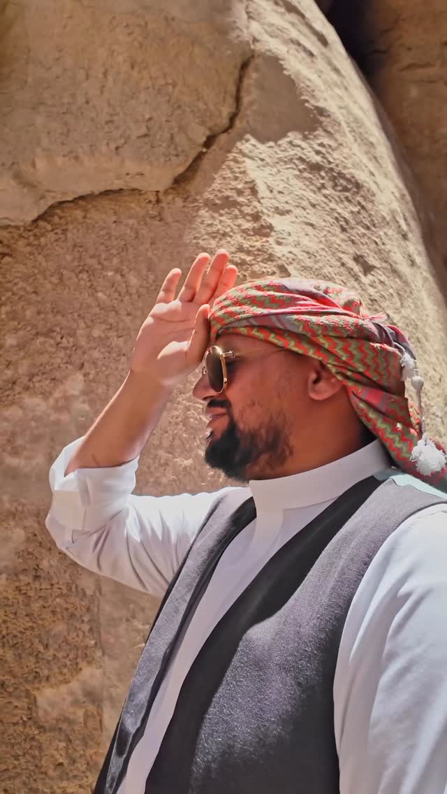 🇸🇦 ليه الأحساء؟ 🌴
لأنها:
✔️ عمقها التاريخي يرجع لأكثر من ٥٠٠٠ سنة! حضارات مرت من هنا وتركت أثرها في كل زاوية
✔️ مشهورة بـ العيون الطبيعية وجمال واحتها الخضراء
✔️ فيها أغلى أنواع التمور في العالم، وعلى راسها تمر “الخلاص”
✔️ تلقى فيها أغلى رز بالعالم.. الرز الحساوي الأحمر، طعم وقيمة وغذاء
✔️ فوق هذا كله؟ الأحساء جالسة على أكبر حقل نفط بالعالم – حقل الغوار 🔥
✔️ والأهم؟ أطيب ناس و أطيب أكل.. وهم الثروة الحقيقية ❤️
الأحساء مو بس مكان..
هي حكاية تاريخ.. وطعم.. وروح.
#الأحساء
#ثقافة_سعودية
#تراث