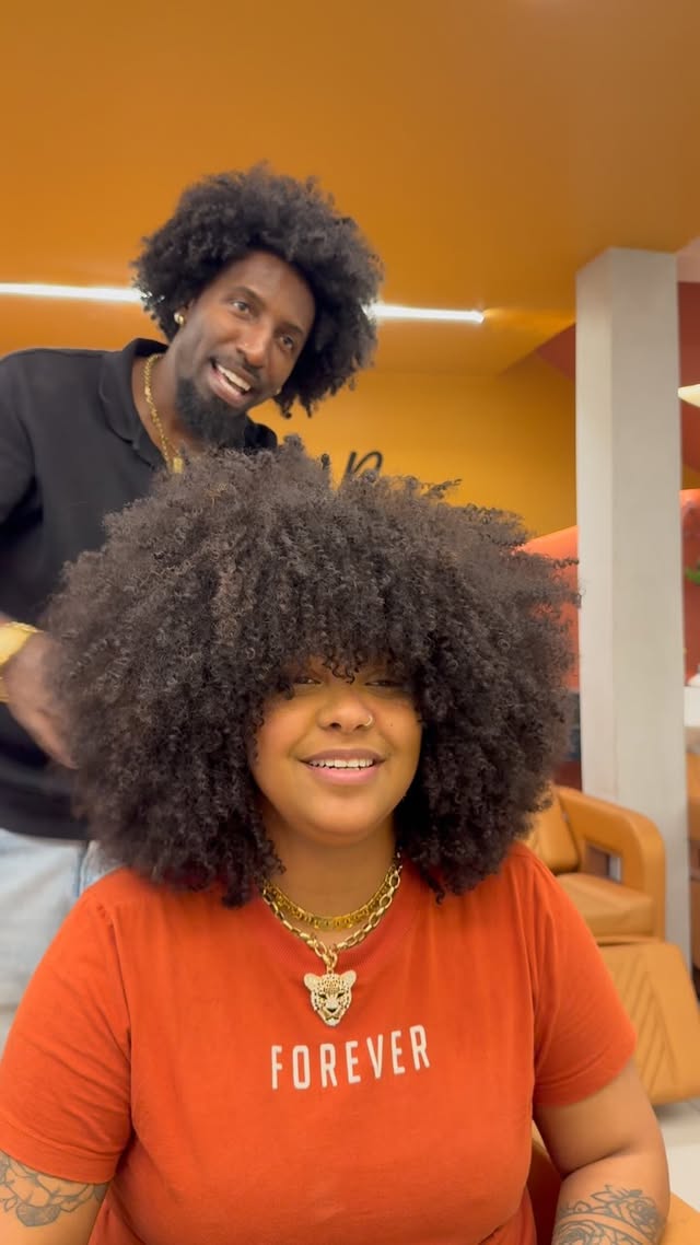 CABELO CRESPO VOLUMOSO
Que cabelo espetacular MEU DEUS ….
Muito volumoso, definição e a famosa franja!
#fyp #cachos #fypシ #reels #crespo #love #instagood #explore #