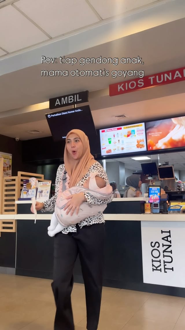 Kadang lagi gak gendong anak juga goyanh sendiri badannya 🤣