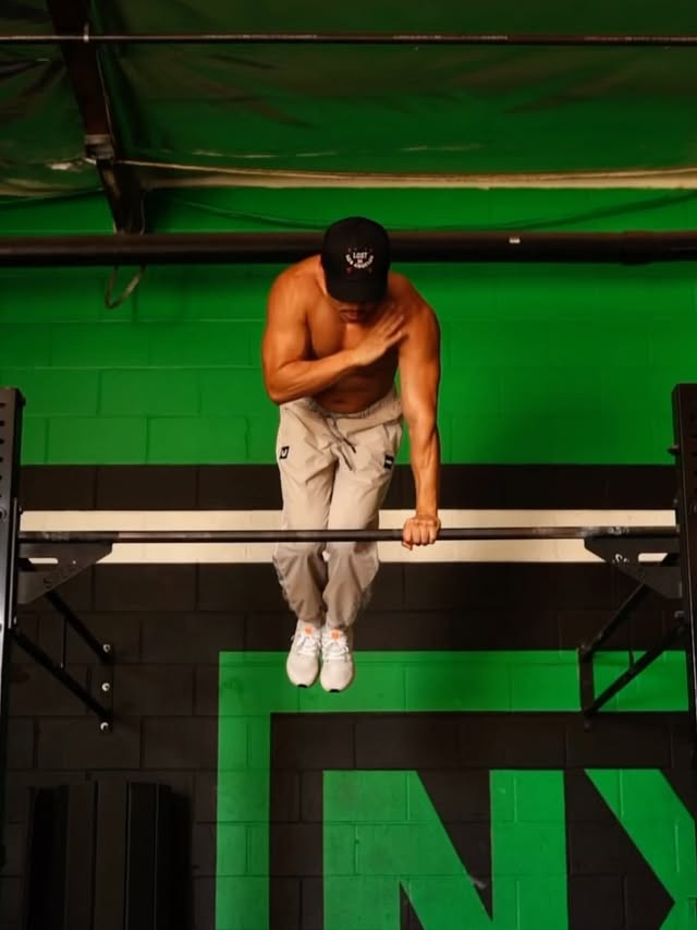 MUSCLE UP Training
Here are 3 variations I use to sharpen coordination and explosive power two keys for mastering muscle-ups and other dynamic calisthenics skills.
I cycle these into my training from time to time to stay sharp and keep my fast-twitch game strong.
Try them out and let me know which one challenges you the most.
📍 @nxtlvlsportandfitness