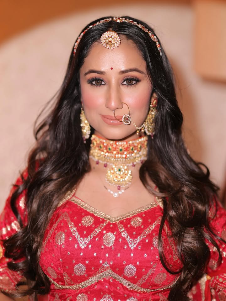 Draped in tradition, crowned in royalty.
Outfit by @mewar_couture_ ✨
Makeup by @rimjhimraimakeup ✨
Shot by @negi_photographyy ✨
Styled by @stylestopperr ✨
#RajasthaniLook #love #traditonal #outfit #trending #maeramishra