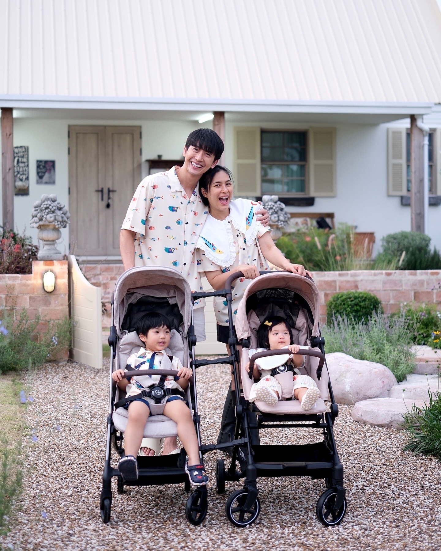 ลุยบ้านสวนนนนน ตกเย็นลมพัดเย็นอากาศดี🥰 ชอบมีคนถามว่าสวนอยู่ที่ไหน อยู่เขตบางเขน กทม. ห่างจากบ้านที่อยู่5 นาทีค่ะ 😆🌳💚
📌รถเข็นเด็กคุ้มดีค่ะ เชื่อมต่อเข็นคนละรุ่นคู่กันก็ได้เป็นรถพี่น้องแบบนี้สะดวกมากๆ ประหนึ่งมีลูกแฝดเข็นพร้อมกันได้ 👦🏻👧🏻
น้องพีร์เจใช้รุ่น Cruise พับออโต้มือเดียว
น้องเจเพิร์ลใช้รุ่น Spin เข็น2ทาง เบาะหมุน360องศา @cooper_thailand