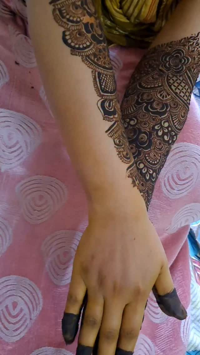 "When your mehendi artist is also a stand-up comedian 🎨😂
#heenadesign #ArtAndLaughs #hennahumor #MehendiMirth #ArtistWithAPunchline #hennaandhumor