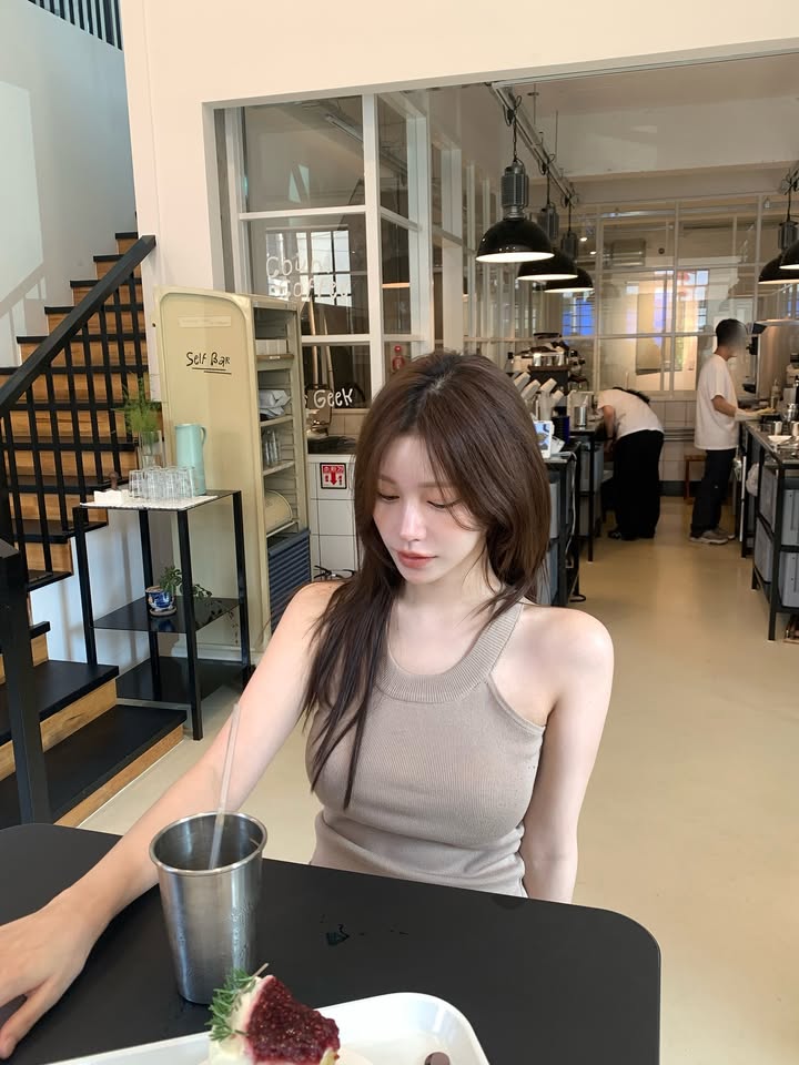 우유크림 소금빵 먹으러 대전 다녀옴 ✌🏻
습해서 머리는 부시시 …..