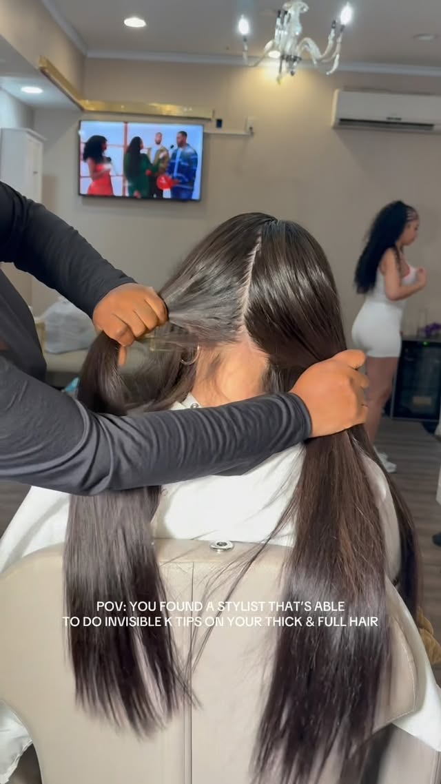 Squeezed in and slayed.
This client booked just 24 hours in advance and we made it happen.
Before y’all ask about the color — yes, her ends are lighter than her roots. We offered to color the ends of her extensions so they can match the ends on her natural hair but she chose to leave it that way because that’s how she wears her extensions, and we always honor our clients’ preferences. 💁🏽♀️
She came in with full, thick hair from root to tip and a nearly blunt cut — which makes installs tricky, especially when the goal is length without adding extra fullness. Thick hair requires more precision and a lot more blending… but we understood the assignment.
We installed 300 grams of raw extensions and gave her the look she envisioned.
She left feeling confident and in love with her hair 🤍
#ktips #ktipinstall #microlinks #itips #tapeins #phillystylist #phillyhairstylist #ktipextensions #nycstylist #baltimorehairstylist #phillymicrolinks #ktipsnyc #hairextension #hairextensions #keratinbonds #keratinbondextension #atlstylist #ATLHAIR #atlhair #atlktips