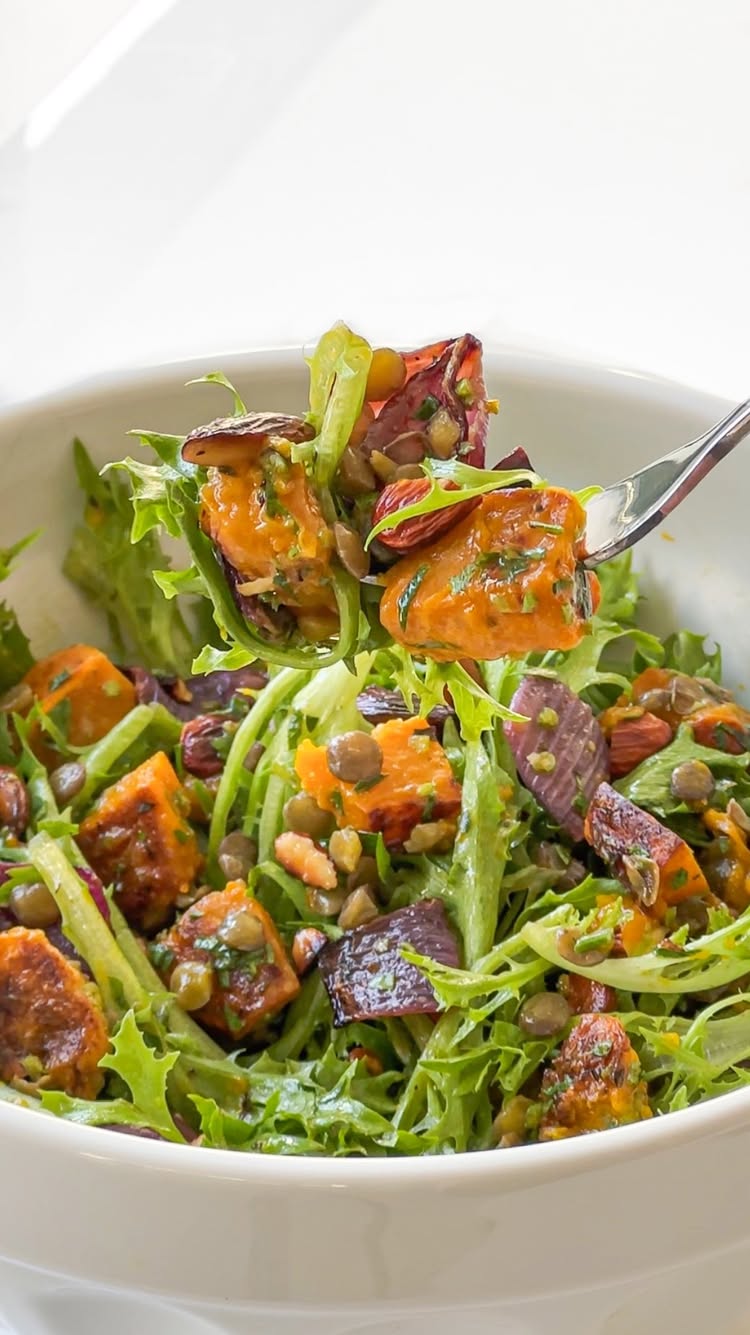 (🥙 Diferentona) Uma receita de salada “assada” que agrada até quem não gosta de salada.
Uma combinação de ingredientes frescos e assados criam uma salada perfeita para comer em qualquer ocasião (inclusive para levar de marmita).
📌 Salva essa receita para lembrar de fazer.
👯♀️ Marca aquele amigo que gosta de salada.
Ingredientes para assar
4 xícaras de abóbora cabotiá em cubos
2 cebolas roxas cortada em pétalas
2 colheres de sopa de azeite
2 colheres de sopa de orégano
Sal e pimenta do reino a gosto
(forno pré aquecido a 180°C por 20 min. Na air fryer mesma coisa)
Ingredientes frescos
Alface frisè (ou outra folha)
1 xícara de lentilha cozida (ou grão de bico)
½ xícara de salsinha picada
½ xícara de noz pecan
Ingredientes do molho
2 colheres de sopa de azeite de oliva
2 colheres de sopa vinagre de maçã
1 colher de sopa de mel
2 colheres de chá de mostarda dijon
Sal e pimenta do reino a gosto
Siga o passo a passo do vídeo para preparar!
Antes de ir, marque nos comentários o “@” daquela pessoa que ama salada!
#receitafacil #receitasfaceis #receitaspraticas #receitapratica #receitas #receita #receitasfit #receitafit #receitasaudavel #receitassaudaveis #comidadeverdade #salada #saladas
