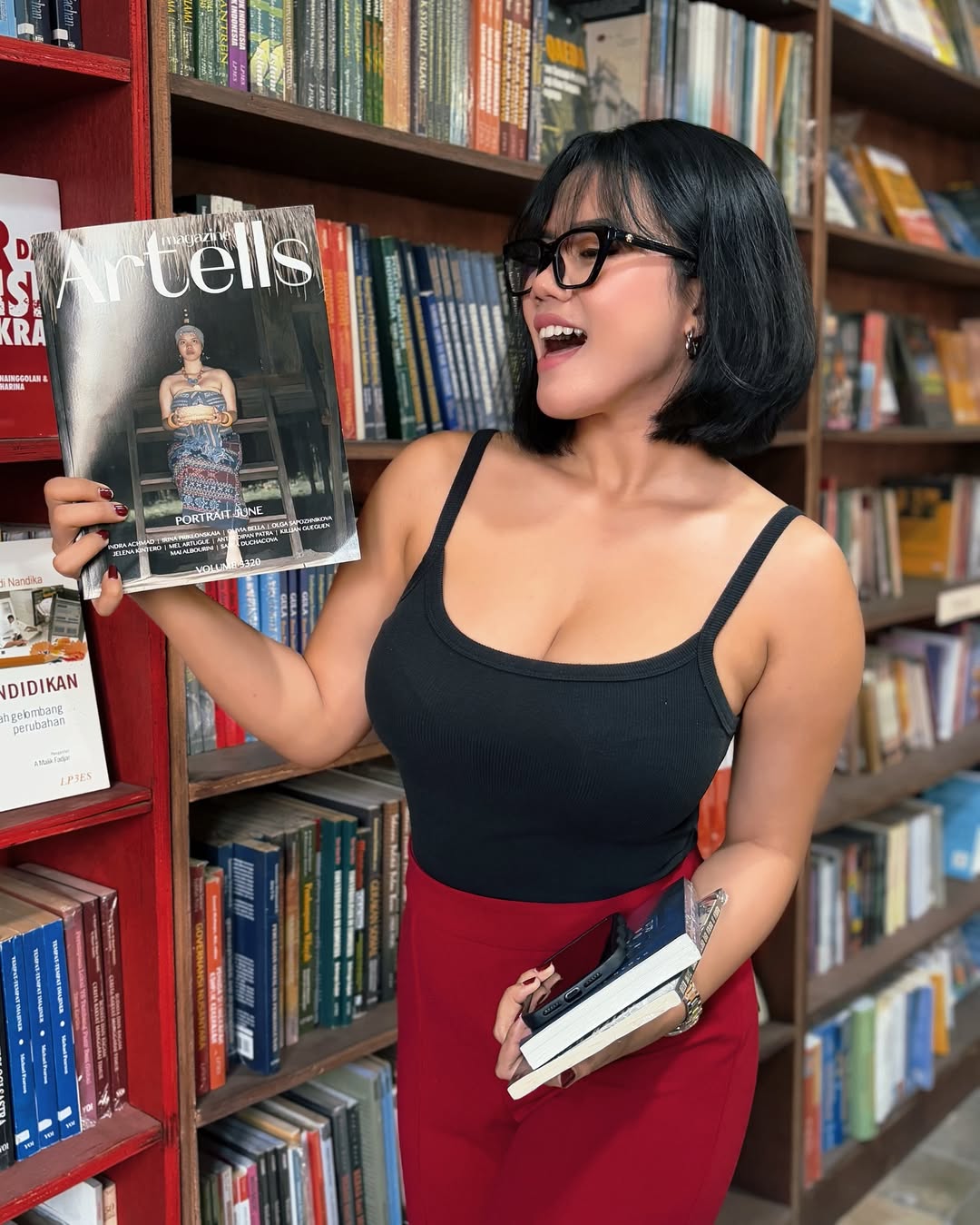 FINALLY!!!!
Who’s that girl on @artells.magazine coverrr June edition!!!
Special thanks to @indraachmad.jpg karna hasil memaksa saya memakai pakaian adat NTT dan jepretannya akhirnya termuat di salah satu majalah New York yeay!🥳