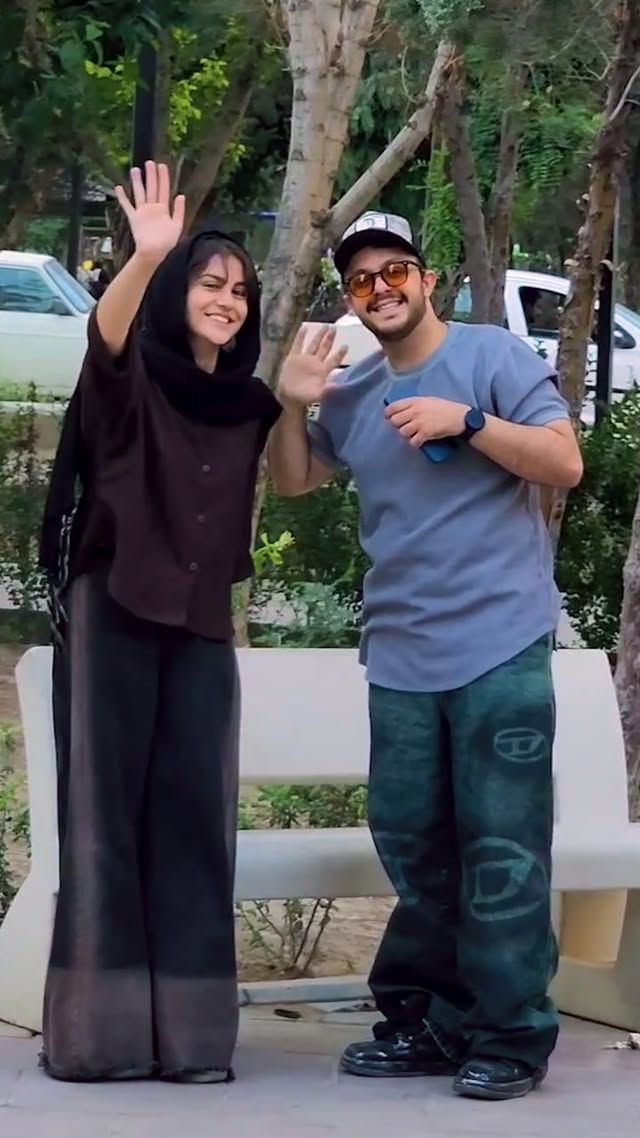 با اصالت ترین مردم دنیا خاک پاتونم❤️🎙
در این دوربین مخفی در نقش یک فرد معلول جسمی بودم و وقتی
دختر خانوم کمکم کرد براشون ب عنوان یک #خواننده آهنگ خوندم.
🗣:@niima_rahimi
🗣:@niima_rahimi
در این دوربین مخفی از داریوش خوانندگی و اجرا کردم که میگه:🎶
ای که بی تو خودمو تک و تنها میبینم
هر جای دنیا که باشم تو را اونجا میبینم.
🗣:@niima_rahimi
🗣:@niima_rahimi
این ویدیو یک دوربین مخفی در حوزه خوانندگی و احساسی بود.
#داریوش #خوانندگی #دوربین_مخفی #احساسی #دوربینمخفی
