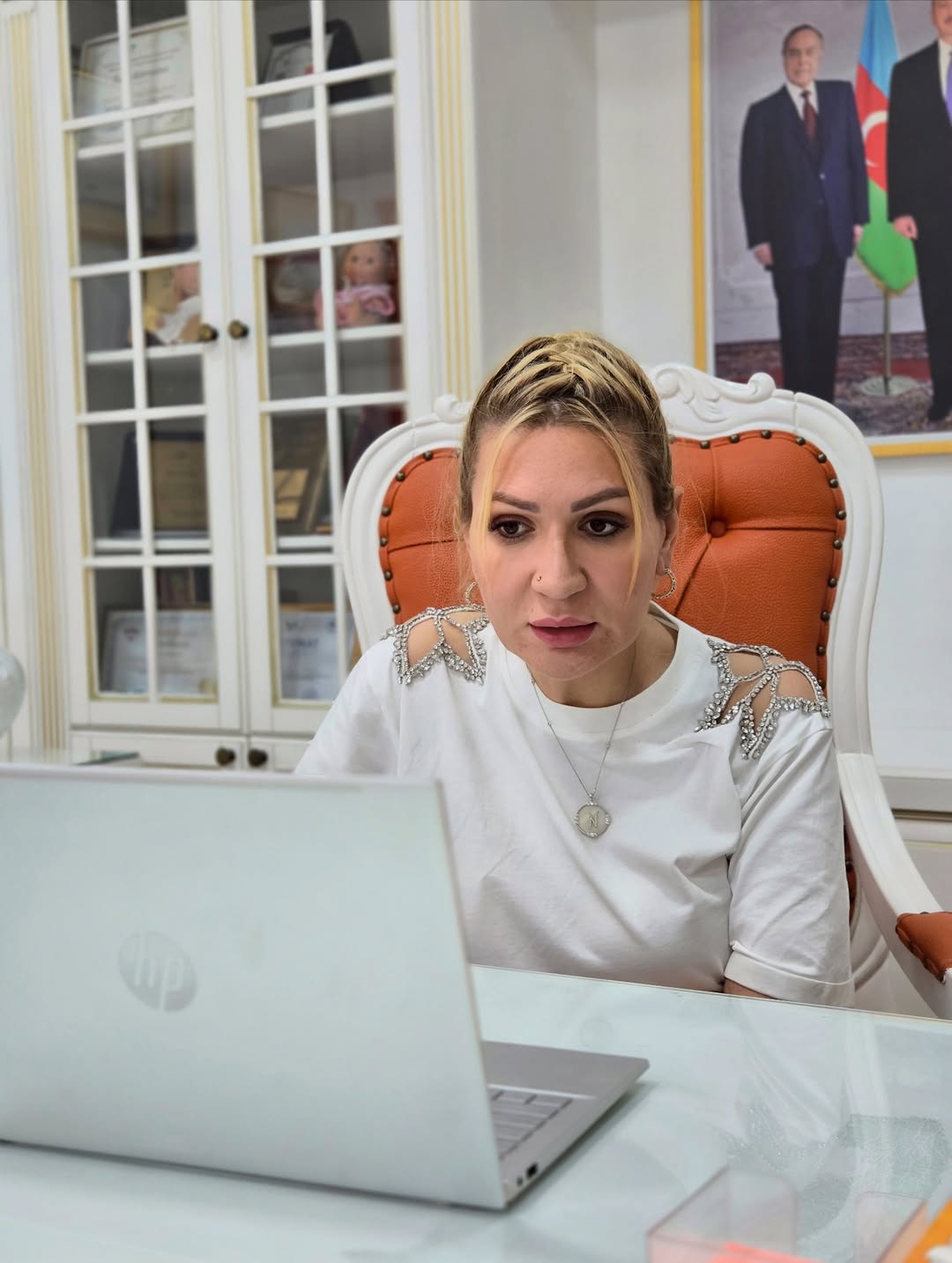 Norm Sement şirkətinin “Norm Ustalar Klubu” layihəsi çərçivəsində usta ailələrində olan qadınların şəxsi inkişafı və maarifləndirilməsi üçün təlimlər təşkil olunur. Bu təlimlər “Bir inciyik” şüarı ilə həyata keçirilir.
Mövzumuz “Uşaqların davranışları və onların səbəbləri” idi. Çox maraqlı və dolğun bir görüş baş tutdu.
150 nəfərlik geniş iştirakçı auditoriyasını görmək böyük qürur hissi yaratdı. Hər kəsin marağı və diqqəti məni sevindirdi. Görüş zamanı böyük bir sevgi seli ilə qarşılaşdım. Bu enerjini hər kəsdən hiss etmək çox xoş idi. Düşünürəm ki, vebinarımız çox faydalı keçdi. İnşallah, birlikdə daha gözəl nəticələr əldə edəcəyik.🤗🧡
@psixoloqelnurrustamov #norm #normsment #şirket #görüş #online