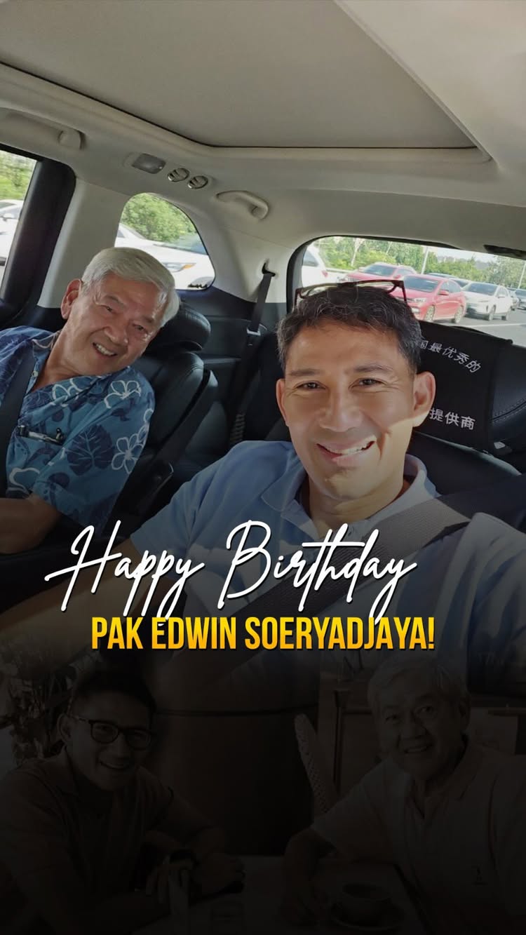 Di tengah penerbangan dari Chengdu ke Jakarta, tiba-tiba cabin crew Singapore Airlines kasih surprise ulang tahun untuk sahabat saya, Pak Edwin Soeryadjaya!
Saya apresiasi kreativitas dan perhatian para staf Singapore Airlines. Mereka enggak cuma profesional, tapi juga berhasil bikin perjalanan nyaman dan momen jadi berkesan. Enggak heran mereka dinobatkan sebagai Awak Kabin Terbaik di Dunia.
Selamat ulang tahun Pak Edwin, sehat selalu, terus menginspirasi, dan makin banyak berkah di setiap langkah, aamiin…